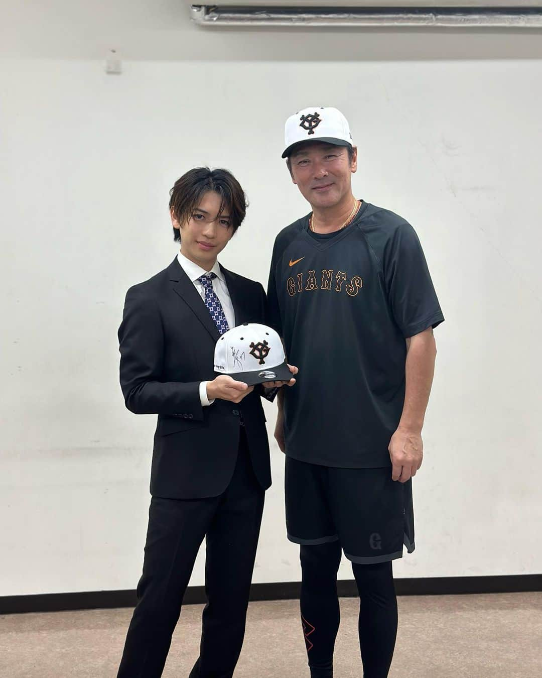 岩橋玄樹さんのインスタグラム写真 - (岩橋玄樹Instagram)「元木コーチ、岡本選手にインタビューさせて頂きました。G党としてものすごく幸せな時間であり、ずっと応援してきて良かったなと思いました。 これからもジャイアンツを応援させて頂きたいと思います⚾️🩷 野球選手になるのが夢でしたが、このような形でジャイアンツのお仕事が出来る事にものすごく感謝しています😊 これからも夢を叶えるために頑張っていきたいと思います。 また月刊ジャイアンツの発売も楽しみにしていてください⚾️🙌🏻 #読売巨人軍 #g党  #東京ドーム #ジャイアンツ #月刊ジャイアンツ #元木大介 #岡本和真」7月14日 16時52分 - genki_iwahashi_17