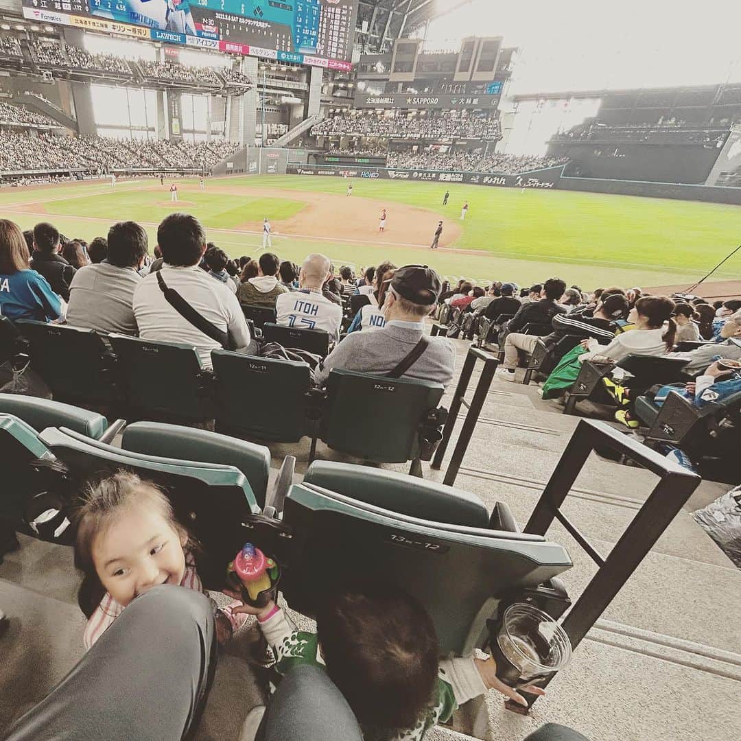 KIKIさんのインスタグラム写真 - (KIKIInstagram)「少し前にここで紹介した本『アンビシャスー北海道にボールパークを創った男たち』 その舞台となった2023年3月に開業したばかりの新球場エスコンフィールドHOKKAIDOに ファイターズvsイーグルスの試合を観に行ってきました⚾️✨  球場！？ もちろんそうなのだけれど 構想が大きくて 圧倒されてばかり ボールパークというだけあって 楽しみは野球だけでなく ボーネルンドの手がける子どもの遊び場があったり（それも屋内と屋外に） 飲食も充実（混んでて買うのが大変だったけど😭） 1歳と4歳の子どもも一緒に家族みなで満喫できました  部屋の窓から野球観戦できる ホテルもあって いつか泊まってみたいね〜！ そんな夢もあらたに #エスコンフィールド北海道 #ファイターズ鮭」7月14日 17時02分 - kiki_campagnepremiere