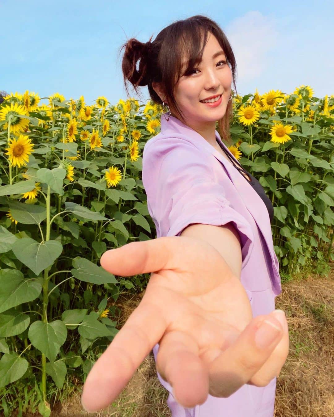 のインスタグラム：「さぁ！一緒に夏に行こうぜ☀️  #まなせゆうな #プロレス #ぽちゃじょ #ぽわじょ #グラマープリンセス #yunamanase #prowrestler  #prowrestling #realsize #plussize #midsize #wellness  #chubby #mybodymyrules #bopo #BodyNeutrality #ガンプロ #ガンジョ #GanPro #GanJo  お家の隣が向日葵たくさん咲いてたの🌻」