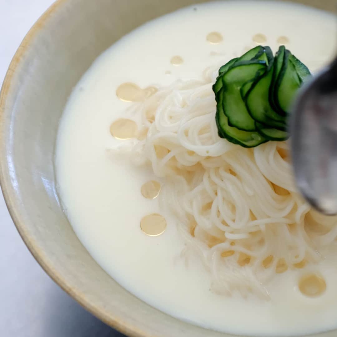 北欧、暮らしの道具店さんのインスタグラム写真 - (北欧、暮らしの道具店Instagram)「食欲がない日でも、これなら食べたい！「豆乳おだしの胡麻そうめん」 . - - - - - - - - - - - - - - - - - -  厳しい暑さが続いていますね……！ そんな夏日な食卓の救世主といえば、 やっぱり「そうめん」。  ささっと調理ができて、つるっと食べられる。 どのご家庭でも、 夏場は常にストックしている食材ではないでしょうか。  そこで今回は、東京・国立にて 「food common」を営む戸村沙絵さんに いつものそうめんとはひと味違う、 新しいお助けレシピをご紹介します。  ぜひランチや夜ご飯に作ってみてくださいね！ . - - - - - - - - - - - - - - - - - - - - - - - とことんシンプルなのが、ちょうどいい 「豆乳おだしの胡麻そうめん」 - - - - - - - - - - - - - - - - - - - - - - - 【材料（2人前）】 そうめん…200g（おおよそ2把） きゅうり…1/4本 塩…ひとつまみ 白ごま…適量 胡麻油…小さじ1程度  ＜つゆ＞ 豆乳…280ml 白だし（あごだし風味のものがおすすめ）…40ml  白だしは可能であれば 「あごだし」のものを使うと、 風味がよく、 より上品な味わいになるのでおすすめです。 煮干しだしも相性がいいそう。  もしご自宅に白だしがない場合は 麺つゆでも代用できますが、 色合いや味が変わるため、 分量はお好みで調整してください。  【作り方】 ❶白だしと豆乳をまぜた、豆乳だしを冷やしておく。  ❷きゅうりは薄くスライスし、 塩ひとつまみと合わせて塩もみする。 水気が出てきたら、絞っておく。  ❸そうめんはパッケージの表示の時間通りにゆで、 流水でよく洗い、水気を切る。 器にそうめん・きゅうりを盛り、 豆乳だしを流し入れる。  ❹仕上げに白ごまと、 風味づけの胡麻油をふって完成です。  - - - - - - - - - - - - - - - - - - - - - - - ■沙絵さん： 「これは冷たい豆乳だしのつゆに、 胡麻の風味を効かせた、 とことんシンプルなそうめんレシピです。  あえてシンプルに仕上げることで 食欲がないときにも食べやすく、 豆乳を使うことで小腹を満たすのにもちょうどいい、 そんな一皿になっています。  キリッと冷やして食べるので、猛暑日など、 暑すぎてもう何もしたくない！という日にもおすすめですよ」  このそうめんを見たときに感じたのは、 なんて美しいレシピなんだろう、ということ。  そうめん自体の味わいがシンプルなので、 つい色々のせたくなってしまうのですが、 この潔さには惚れ惚れ。  香りも味わいも優しくまろやかで、 暑さにまいってしまった日にこそ、 大変おすすめです。  #food#ごはん#レシピ#夜ごはん#ディナー#ランチ#時短料理#foodcommon さん#そうめん#素麺#シンプル#シンプルライフ#シンプルデザイン#暮らしを楽しむ#日々の暮らし#北欧#暮らし#北欧暮らしの道具店」7月14日 17時04分 - hokuoh_kurashi