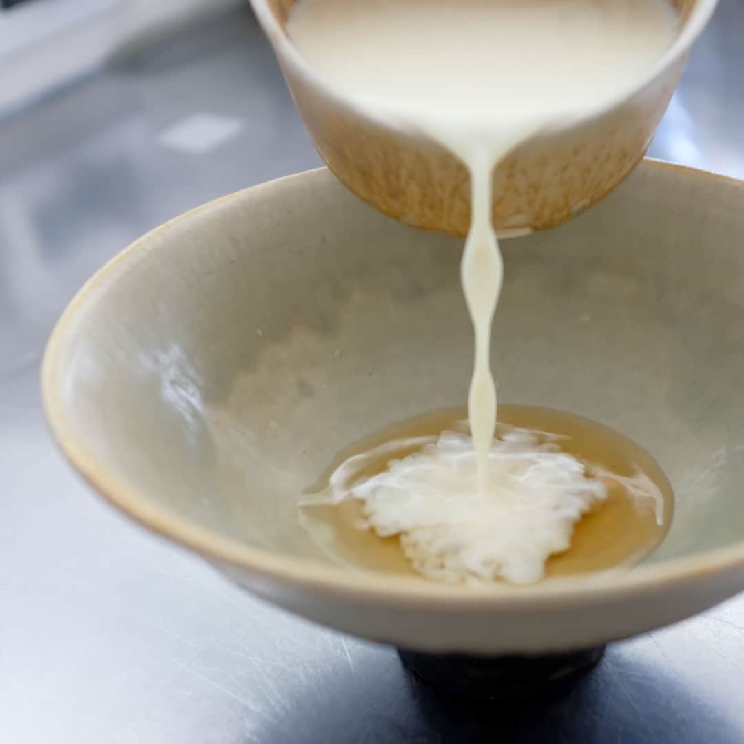 北欧、暮らしの道具店さんのインスタグラム写真 - (北欧、暮らしの道具店Instagram)「食欲がない日でも、これなら食べたい！「豆乳おだしの胡麻そうめん」 . - - - - - - - - - - - - - - - - - -  厳しい暑さが続いていますね……！ そんな夏日な食卓の救世主といえば、 やっぱり「そうめん」。  ささっと調理ができて、つるっと食べられる。 どのご家庭でも、 夏場は常にストックしている食材ではないでしょうか。  そこで今回は、東京・国立にて 「food common」を営む戸村沙絵さんに いつものそうめんとはひと味違う、 新しいお助けレシピをご紹介します。  ぜひランチや夜ご飯に作ってみてくださいね！ . - - - - - - - - - - - - - - - - - - - - - - - とことんシンプルなのが、ちょうどいい 「豆乳おだしの胡麻そうめん」 - - - - - - - - - - - - - - - - - - - - - - - 【材料（2人前）】 そうめん…200g（おおよそ2把） きゅうり…1/4本 塩…ひとつまみ 白ごま…適量 胡麻油…小さじ1程度  ＜つゆ＞ 豆乳…280ml 白だし（あごだし風味のものがおすすめ）…40ml  白だしは可能であれば 「あごだし」のものを使うと、 風味がよく、 より上品な味わいになるのでおすすめです。 煮干しだしも相性がいいそう。  もしご自宅に白だしがない場合は 麺つゆでも代用できますが、 色合いや味が変わるため、 分量はお好みで調整してください。  【作り方】 ❶白だしと豆乳をまぜた、豆乳だしを冷やしておく。  ❷きゅうりは薄くスライスし、 塩ひとつまみと合わせて塩もみする。 水気が出てきたら、絞っておく。  ❸そうめんはパッケージの表示の時間通りにゆで、 流水でよく洗い、水気を切る。 器にそうめん・きゅうりを盛り、 豆乳だしを流し入れる。  ❹仕上げに白ごまと、 風味づけの胡麻油をふって完成です。  - - - - - - - - - - - - - - - - - - - - - - - ■沙絵さん： 「これは冷たい豆乳だしのつゆに、 胡麻の風味を効かせた、 とことんシンプルなそうめんレシピです。  あえてシンプルに仕上げることで 食欲がないときにも食べやすく、 豆乳を使うことで小腹を満たすのにもちょうどいい、 そんな一皿になっています。  キリッと冷やして食べるので、猛暑日など、 暑すぎてもう何もしたくない！という日にもおすすめですよ」  このそうめんを見たときに感じたのは、 なんて美しいレシピなんだろう、ということ。  そうめん自体の味わいがシンプルなので、 つい色々のせたくなってしまうのですが、 この潔さには惚れ惚れ。  香りも味わいも優しくまろやかで、 暑さにまいってしまった日にこそ、 大変おすすめです。  #food#ごはん#レシピ#夜ごはん#ディナー#ランチ#時短料理#foodcommon さん#そうめん#素麺#シンプル#シンプルライフ#シンプルデザイン#暮らしを楽しむ#日々の暮らし#北欧#暮らし#北欧暮らしの道具店」7月14日 17時04分 - hokuoh_kurashi