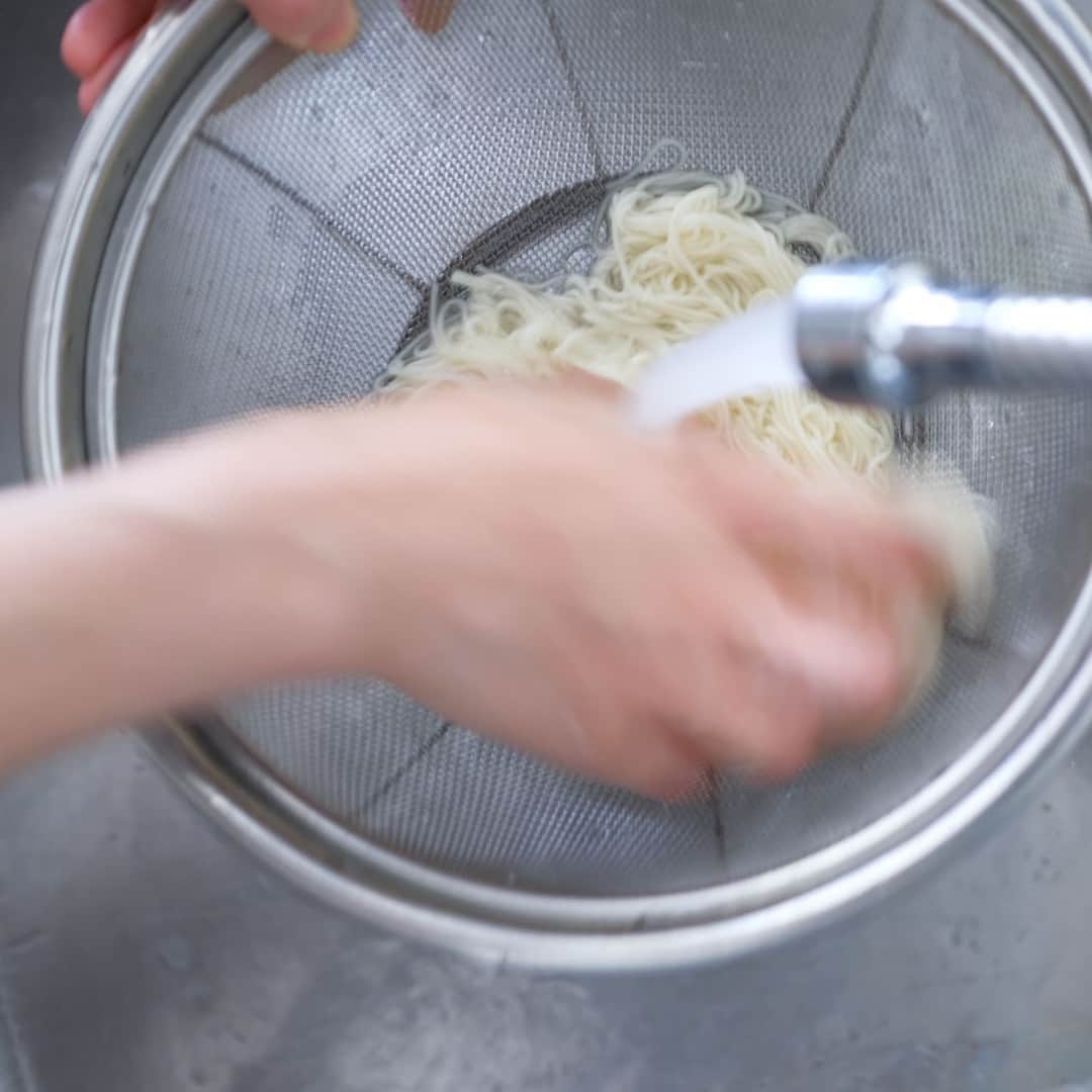 北欧、暮らしの道具店さんのインスタグラム写真 - (北欧、暮らしの道具店Instagram)「食欲がない日でも、これなら食べたい！「豆乳おだしの胡麻そうめん」 . - - - - - - - - - - - - - - - - - -  厳しい暑さが続いていますね……！ そんな夏日な食卓の救世主といえば、 やっぱり「そうめん」。  ささっと調理ができて、つるっと食べられる。 どのご家庭でも、 夏場は常にストックしている食材ではないでしょうか。  そこで今回は、東京・国立にて 「food common」を営む戸村沙絵さんに いつものそうめんとはひと味違う、 新しいお助けレシピをご紹介します。  ぜひランチや夜ご飯に作ってみてくださいね！ . - - - - - - - - - - - - - - - - - - - - - - - とことんシンプルなのが、ちょうどいい 「豆乳おだしの胡麻そうめん」 - - - - - - - - - - - - - - - - - - - - - - - 【材料（2人前）】 そうめん…200g（おおよそ2把） きゅうり…1/4本 塩…ひとつまみ 白ごま…適量 胡麻油…小さじ1程度  ＜つゆ＞ 豆乳…280ml 白だし（あごだし風味のものがおすすめ）…40ml  白だしは可能であれば 「あごだし」のものを使うと、 風味がよく、 より上品な味わいになるのでおすすめです。 煮干しだしも相性がいいそう。  もしご自宅に白だしがない場合は 麺つゆでも代用できますが、 色合いや味が変わるため、 分量はお好みで調整してください。  【作り方】 ❶白だしと豆乳をまぜた、豆乳だしを冷やしておく。  ❷きゅうりは薄くスライスし、 塩ひとつまみと合わせて塩もみする。 水気が出てきたら、絞っておく。  ❸そうめんはパッケージの表示の時間通りにゆで、 流水でよく洗い、水気を切る。 器にそうめん・きゅうりを盛り、 豆乳だしを流し入れる。  ❹仕上げに白ごまと、 風味づけの胡麻油をふって完成です。  - - - - - - - - - - - - - - - - - - - - - - - ■沙絵さん： 「これは冷たい豆乳だしのつゆに、 胡麻の風味を効かせた、 とことんシンプルなそうめんレシピです。  あえてシンプルに仕上げることで 食欲がないときにも食べやすく、 豆乳を使うことで小腹を満たすのにもちょうどいい、 そんな一皿になっています。  キリッと冷やして食べるので、猛暑日など、 暑すぎてもう何もしたくない！という日にもおすすめですよ」  このそうめんを見たときに感じたのは、 なんて美しいレシピなんだろう、ということ。  そうめん自体の味わいがシンプルなので、 つい色々のせたくなってしまうのですが、 この潔さには惚れ惚れ。  香りも味わいも優しくまろやかで、 暑さにまいってしまった日にこそ、 大変おすすめです。  #food#ごはん#レシピ#夜ごはん#ディナー#ランチ#時短料理#foodcommon さん#そうめん#素麺#シンプル#シンプルライフ#シンプルデザイン#暮らしを楽しむ#日々の暮らし#北欧#暮らし#北欧暮らしの道具店」7月14日 17時04分 - hokuoh_kurashi