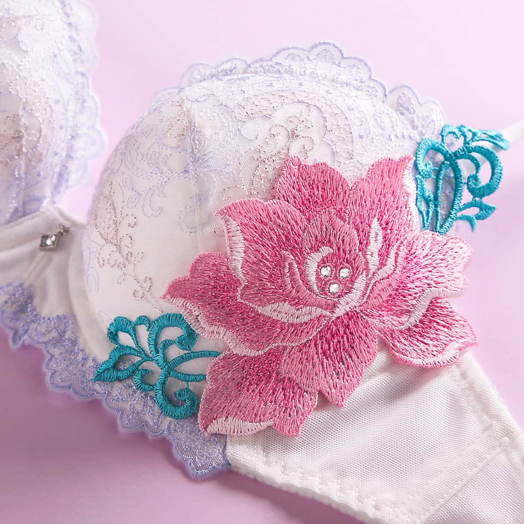 下着通販 SHIROHATO / 白鳩さんのインスタグラム写真 - (下着通販 SHIROHATO / 白鳩Instagram)「𝖧𝖨𝖬𝖨𝖢𝖮 𝟢𝟣𝟨𝗌𝖾𝗋𝗂𝖾𝗌 ー 𝖤𝗌𝗈𝗍𝗂𝖼𝗂𝗍𝖺 𝖱𝗈𝗌𝖺 ー  鮮やかな色彩感覚で紡がれる、 エキゾチックな美しさ漂うコレクション。  精緻な幾何学模様にラメ糸を織り交ぜた ラグジュアリーな刺繍デザインに ひときわ存在感を放つ、大輪の薔薇のモチーフ。  リュクスなその姿は、纏うだけで 華やかな異国情緒を感じさせて🌹  𝖡𝗋𝖺 [ 𝖡𝟨𝟧-𝟩𝟧,𝖢𝖣𝖤𝖥/𝟨𝟧-𝟪𝟢 ] ¥𝟦,𝟪𝟦𝟢 (𝗍𝖺𝗑 𝗂𝗇)  𝖲𝗁𝗈𝗋𝗍𝗌 [ 𝖬/𝖫 ] ¥𝟤,𝟩𝟧𝟢 (𝗍𝖺𝗑 𝗂𝗇)  𝖳-𝖡𝖺𝖼𝗄 [ 𝖬/𝖫 ] ¥𝟤,𝟨𝟦𝟢 (𝗍𝖺𝗑 𝗂𝗇)  𝖦𝖺𝗋𝗍𝖾𝗋 [ 𝖬/𝖫 ] ¥𝟤,𝟪𝟨𝟢 (𝗍𝖺𝗑 𝗂𝗇)  𝖫𝗈𝗇𝗀 𝗌𝗅𝗂𝗉 [ 𝖬/𝖫 ] ¥𝟧,𝟤𝟪𝟢 (𝗍𝖺𝗑 𝗂𝗇)  ______________________________  商品詳細は @shirohato_official プロフィール欄のURLからチェック☑︎ ______________________________  #ヒミコ #016シリーズ #ブラ #ブラジャー #ランジェリー好き #ランジェリーコーデ #ランジェリー #ショーツ #キャミソール #花 #薔薇 #刺繍 #花刺繍 #lingerie #himico #016series #esoticitarosa #内衣 #胸罩 #브래지어 #속옷 #shirohato #白鳩 #下着通販 #下着屋」7月14日 17時57分 - shirohato_official