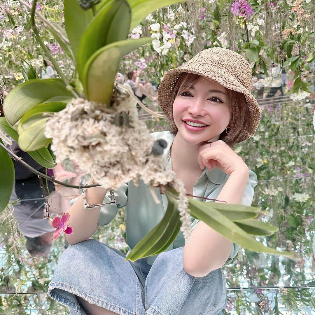 里美ゆりあのインスタグラム：「綺麗なお花💐と戯れてきました✨ お花の前の部屋でお得意の画面酔いで気持ち悪くなりました😅 同じ人いる？  #teamlab #チームラボ  #豊洲 #art  #里美ゆりあ #笑顔加工 #笑顔がもっと笑顔にw #画面酔い注意」