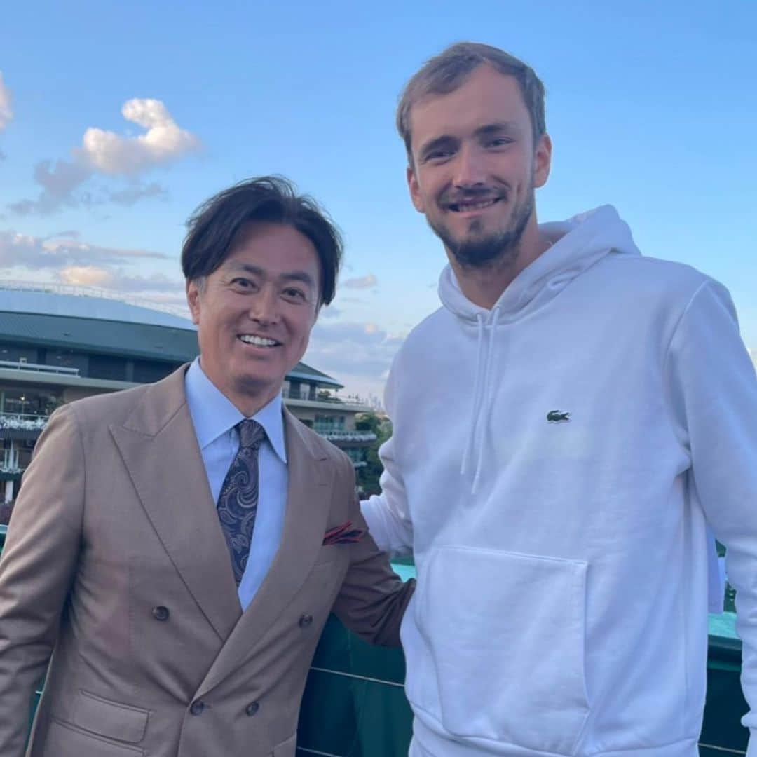 石黒賢のインスタグラム：「いよいよ今日は男子準決勝！ メドベージェフ選手に初めてインタビューしました サーブのテンポやフォアハンドについて教えて貰いました😝 見上げっ放しで首のストレッチにもなりました😊 とても聡明で穏やかな目をしていました」