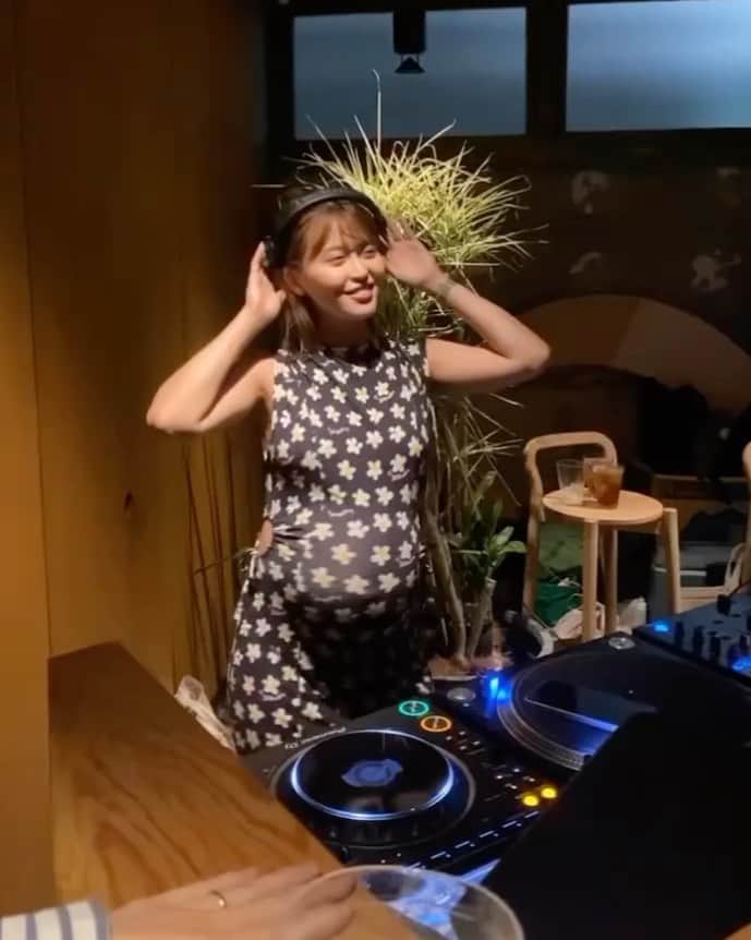 三原勇希のインスタグラム：「#マタニティDJ 🎧🎶 むしろDJする頻度上がってる気がする。笑 イメージにとらわれず、オファーしてくれるみなさんありがとう！♡  大阪で3年ぶりに開催した主催イベント @geeks_a_freaks はこれで一区切り。大阪の仲間たちと作ってきた音楽×アートの遊び場、最後らしい湿っぽさは一切無く(動画3つめ)、ゲストには弾き語りで @nobukiakiyama くん(from DYGL)が出てくれて、パーティーの意図も大いに汲んでMCもしてくれて、レイジで一緒に爆踊りしてサイコーでした、ありがとう❤️今まで関わってくださった皆さん、来てくれたお客さん、本当にありがとうございました！❤️  @hone_shinsen × @common_tokyo のディナーパーティーでは初めての２時間set。２時間って想像つかなくて地味に緊張してて、無心でゾーンに入って楽しめたのは最後の30分でした。DJはやればやるほど面白いし音楽聴くのもっと楽しくなるな〜。まさにCommonみたいな音のいいバーとかレストランとか、クラブ以外のどこかで定期的にやりたいな…って今頃意欲が湧いています←  早朝フェス @sochofesjp では初めて、朝7時から渋谷でDJ。笑  GOGIRL @go_girrrl のみんなも仕事前に沢山来てくれて、私たちにぴったりのイベントだったね💃」
