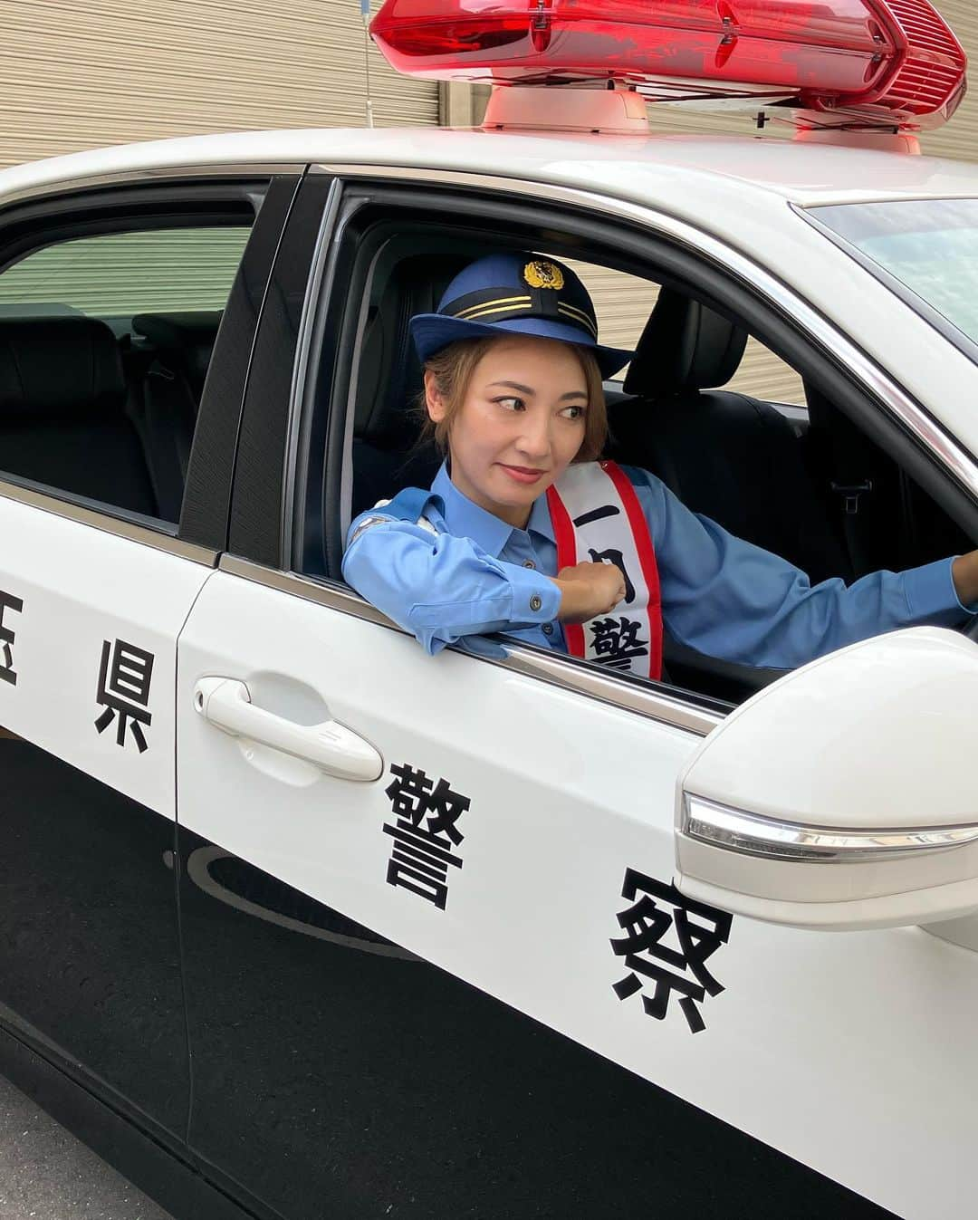 近藤みやびさんのインスタグラム写真 - (近藤みやびInstagram)「本日は  所沢警察署1日警察署長として 『夏の交通事故防止運動』パレードに参加してきました！！  所沢市は反射材の着用を促進しています！！  ご厚意で白バイとパトカーにも乗せていただきました🏍️🚓  車に乗る時、自転車に乗る時、歩行者の方も今一度交通ルールを守り 安心安全を心がけましょう🦺  #所沢 #埼玉 #近藤みやび #みやび脚 #1日警察署長 #白バイ #パトカー #夏の交通安全運動」7月14日 17時09分 - miyabiiiii_kondooooo