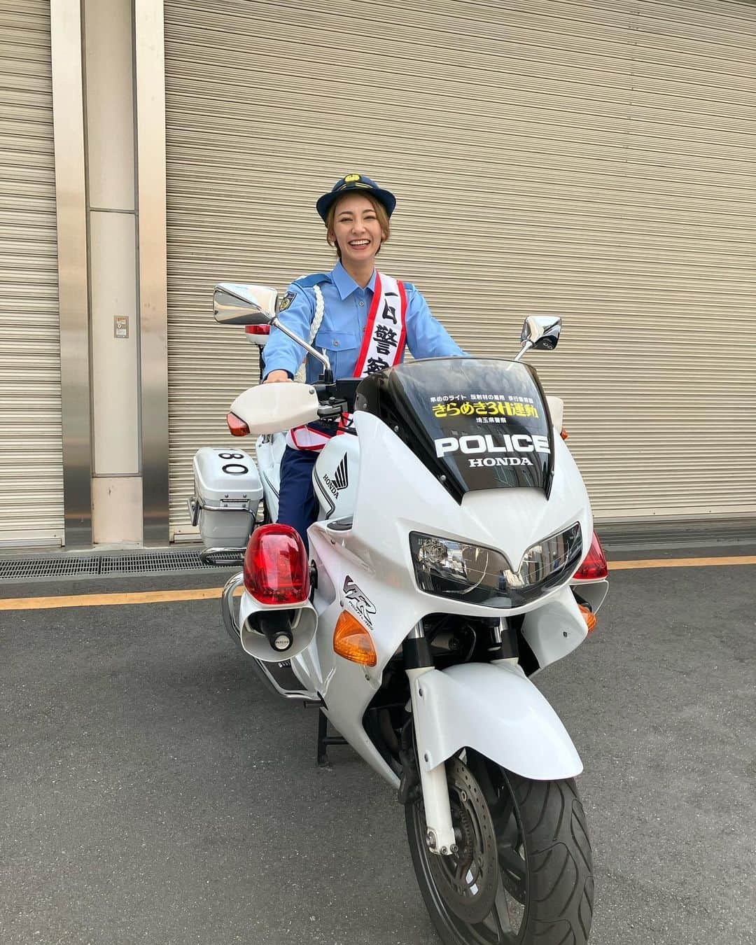 近藤みやびのインスタグラム：「本日は  所沢警察署1日警察署長として 『夏の交通事故防止運動』パレードに参加してきました！！  所沢市は反射材の着用を促進しています！！  ご厚意で白バイとパトカーにも乗せていただきました🏍️🚓  車に乗る時、自転車に乗る時、歩行者の方も今一度交通ルールを守り 安心安全を心がけましょう🦺  #所沢 #埼玉 #近藤みやび #みやび脚 #1日警察署長 #白バイ #パトカー #夏の交通安全運動」