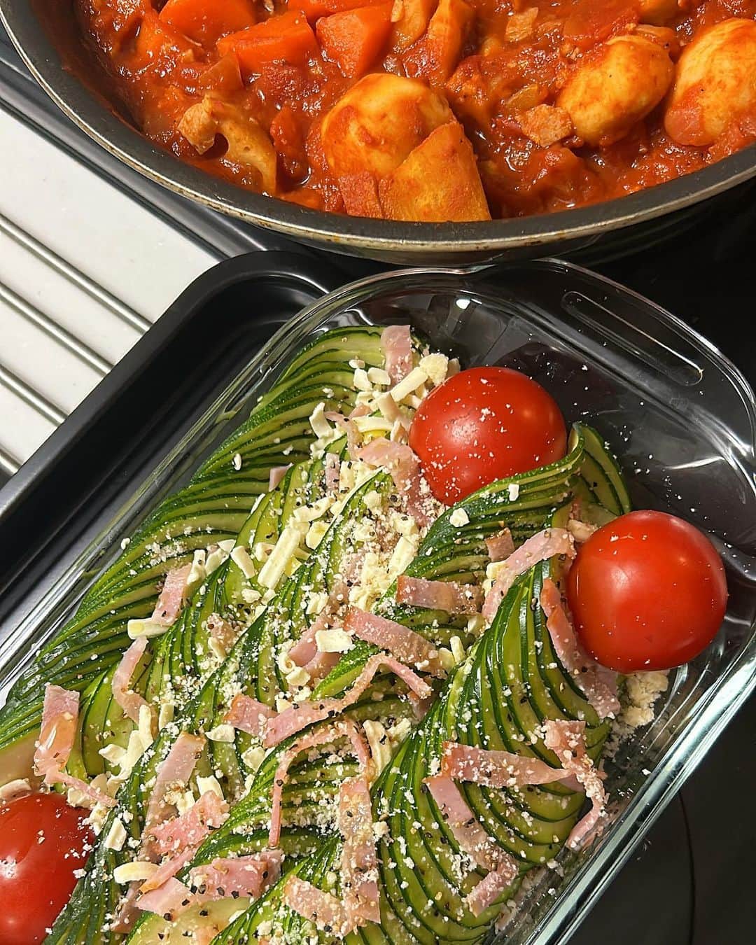 堺美紗稀のインスタグラム：「. ズッキーニのオーブン焼き 根菜のトマト煮 アボカド  ズッキーニは焼く前のほうが美味しそうだし 適当すぎて味に改良の余地ありすぎる！ 次はトマトソースだなぁ  お料理大好きなので載せていきます  #ひとり暮らし #ズッキーニレシピ #トマトレシピ #自炊」