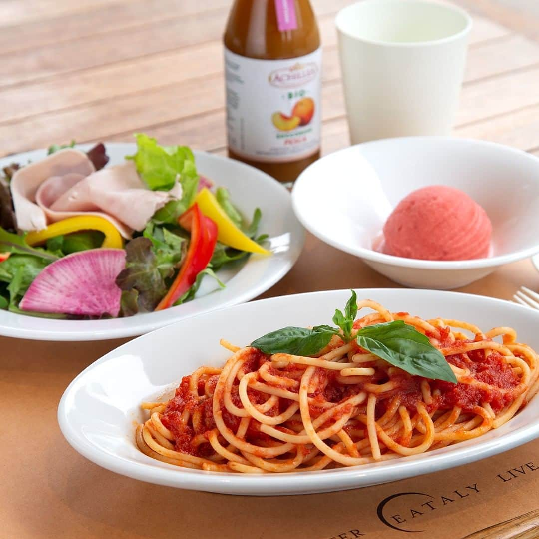 EATALY Tokyoのインスタグラム：「KIDS PLATE🧒🍝 湘南店にKIDSのメニューが新登場!! 子供用だからと言って何も簡略化されることなく、いつものイータリーのハイクオリティなお食事をお楽しみいただけます❤  ①ハム入りミックスサラダ ②選べるパスタ：  子供も大好きなトマトソースかボロネーゼ ③６種類のフレーバーから選べるジェラート  ランチでもディナーでも、ご家族でイータリーをお楽しみください！  #eatalyshonan #イータリー湘南 #eataly #イータリー #テラスモール湘南 #湘南 #イタリアン #お子様ランチ #kidsmeals #kidsmenu」