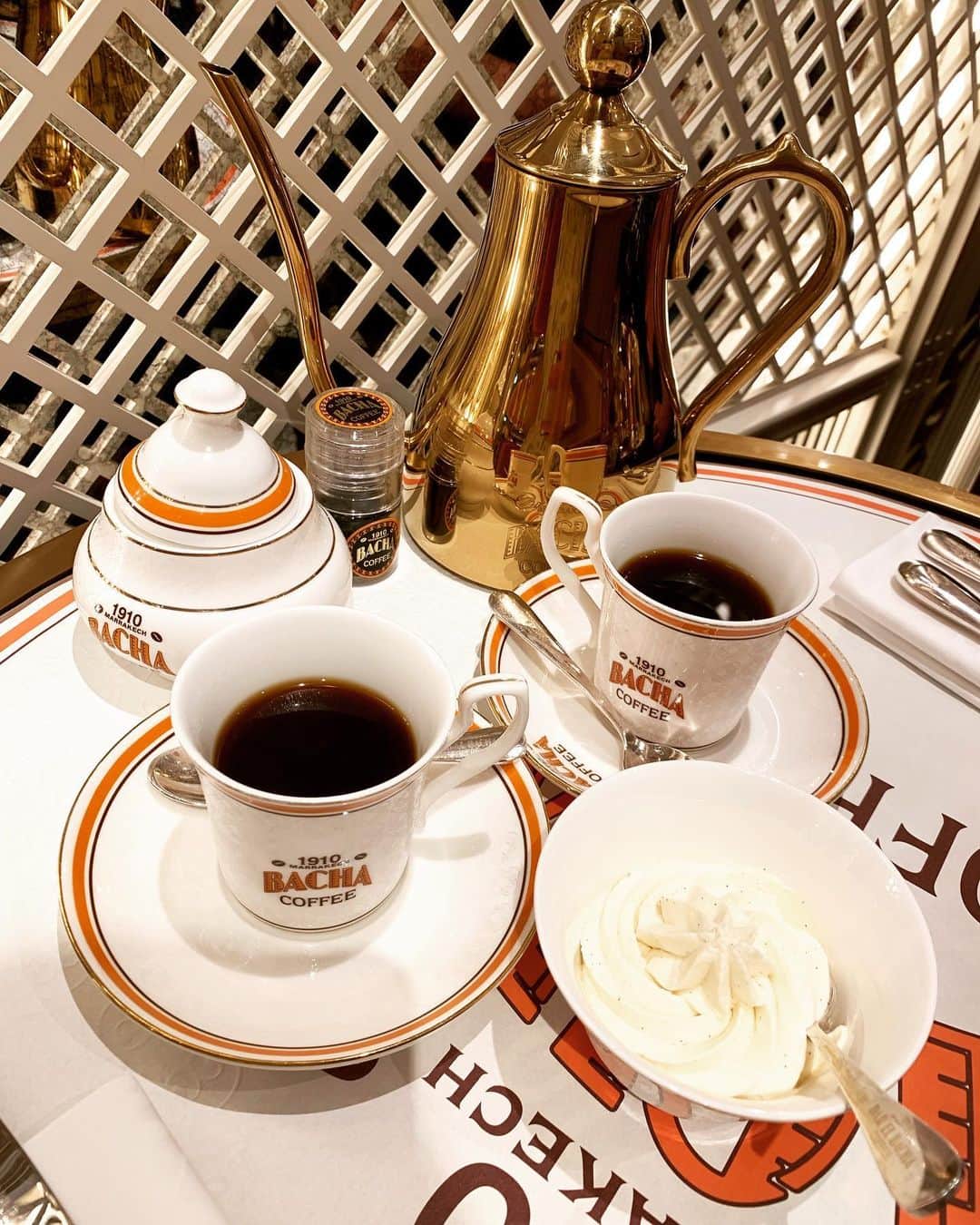 瀬間友里加のインスタグラム：「@bachacoffee  初めてのBACHA COFFE☕️💓 ベビーカーでのちょっと遠出🤏👶コーヒー好きな父と行けて良かった👨🏻 マリーナベイサンズのイートインコーナー、平日お昼時に行きましたが、そこまで混んでおらず、少し待てば入れました❤️セットコースを頼んでコーヒー、フレンチトーストサンドにパウンドケーキ💓どれも美味しかったぁ😍コーヒーもディカフェの種類がたくさんあって香りも良くて癒されました✨#bachacoffee #singapore #シンガポールグルメ #シンガポール #シンガポール在住 #シンガポール生活」