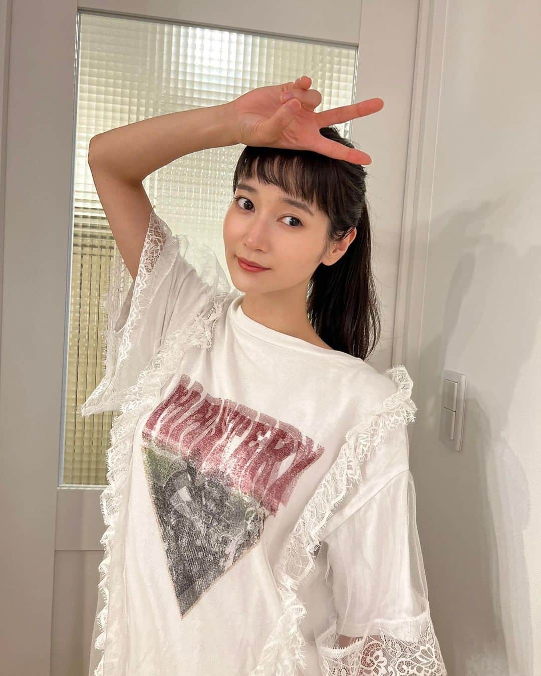 出口亜梨沙のインスタグラム：「A CLINIC (@a_clinic_ginza)の長谷川先生(@aclinic_hasegawa)にしてもらったAスレッドめちゃくちゃいい感じになじんできた😳  みんなに顔ちっちゃくなってるってすごい言われる😂 フェイスラインのポコっとしたところが気になってたんだけど、今は綺麗な輪郭になってるよ😭✨ フェイスラインのたるみやボコボコに悩んでる人にはオススメだよ😌  #aスレッド #糸リフト #aclinic #aclinic銀座 #aclinic横浜 #aclinic新宿 #aclinic名古屋 #aclinic仙台 #aclinic大阪 #aclinic福岡 #aclinic池袋 #aクリニック #エークリニック#小顔 #リフトアップ #スレッドリフト #小顔整形 #たるみ改善 #美容外科 #美容皮膚科 #美容クリニック #長谷川光」