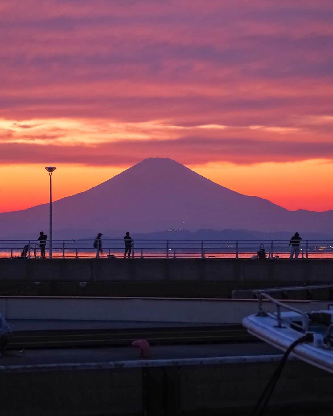 JALのインスタグラム：「. 富士山の絶景スポット 神奈川県 #片瀬漁港 紅く染まる夕暮れ時の穏やかな時間🌆 #FreshAirJuly . . Photo by @miki.k0328 Post your memories with #FlyJAL  #JapanAirlines #JAL #travel #富士山 #片瀬江ノ島駅 #藤沢市 #夕日 #夕焼け #夕焼けハンター #夕暮れ #黄昏 #癒し #漁港 #絶景 #絶景スポット #日本 #日本の絶景 #国内旅行 #旅行 #日本航空」