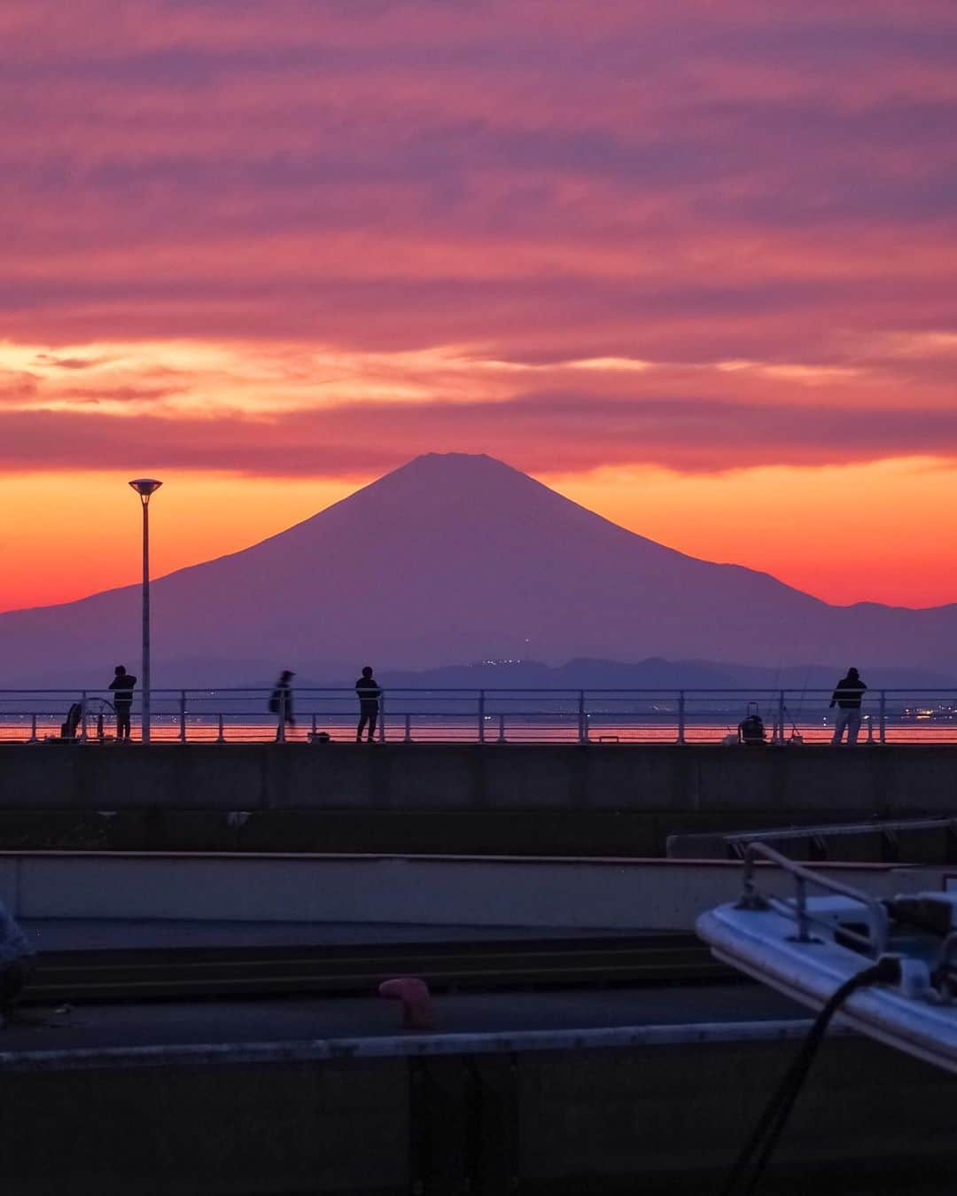 JALさんのインスタグラム写真 - (JALInstagram)「. 富士山の絶景スポット 神奈川県 #片瀬漁港 紅く染まる夕暮れ時の穏やかな時間🌆 #FreshAirJuly . . Photo by @miki.k0328 Post your memories with #FlyJAL  #JapanAirlines #JAL #travel #富士山 #片瀬江ノ島駅 #藤沢市 #夕日 #夕焼け #夕焼けハンター #夕暮れ #黄昏 #癒し #漁港 #絶景 #絶景スポット #日本 #日本の絶景 #国内旅行 #旅行 #日本航空」7月14日 17時30分 - japanairlines_jal