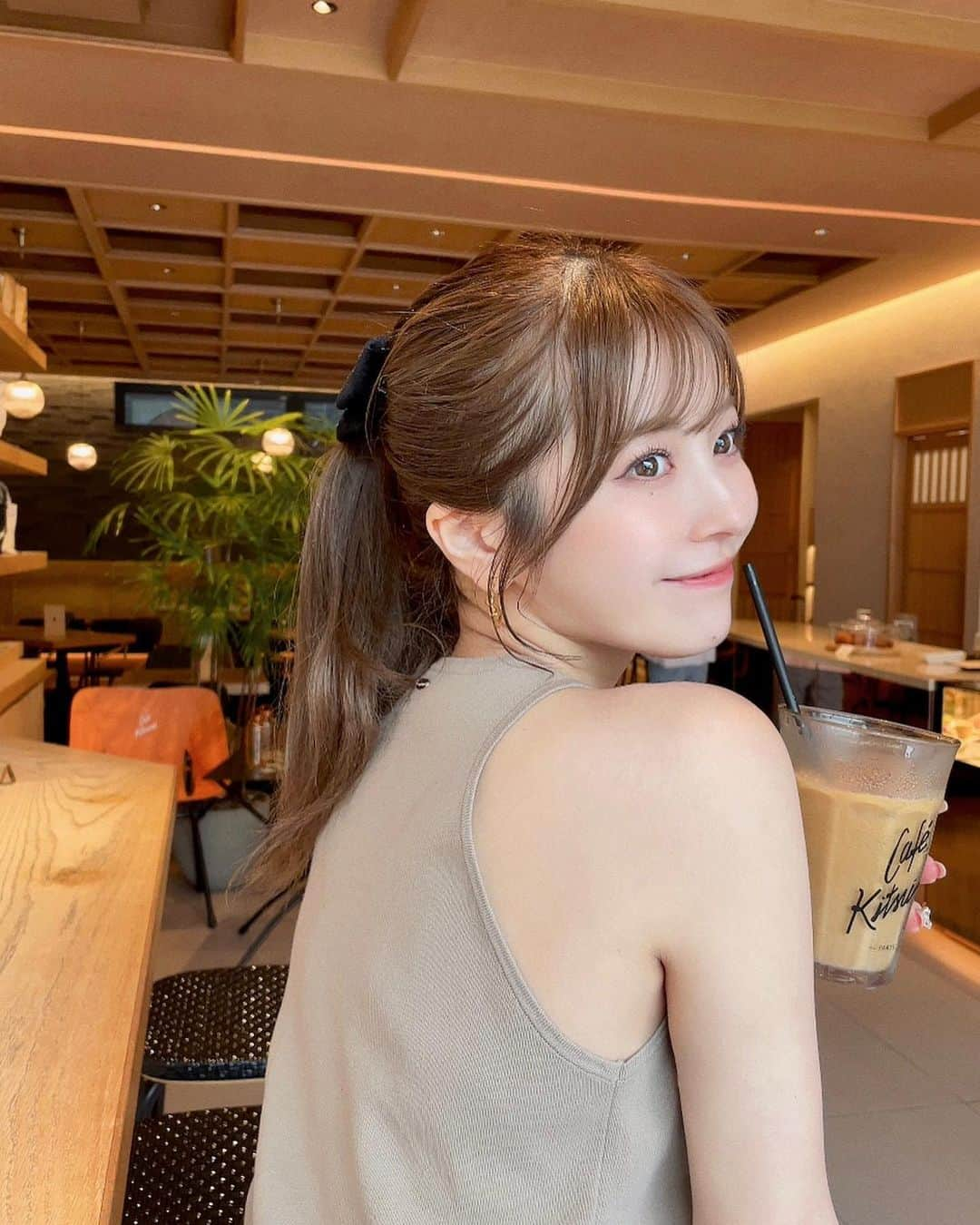 黒田莉来さんのインスタグラム写真 - (黒田莉来Instagram)「アイスラテは1日のすたーと☕️🩶  #cafekitsune #aoyamacafe」7月14日 19時00分 - kuroda_tomatochan