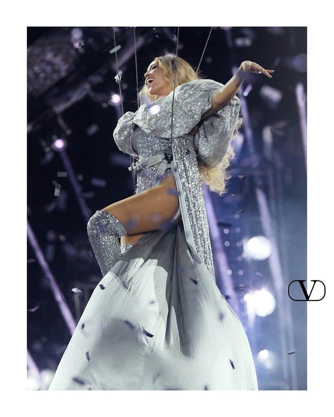 Valentinoさんのインスタグラム写真 - (ValentinoInstagram)「Floating in full Valentino.   For her Renaissance Tour, @beyonce was seen on stage in a billowing all-over silver sequin look, custom designed for her by @pppiccioli.   Stylist: @shionat」7月14日 17時24分 - maisonvalentino