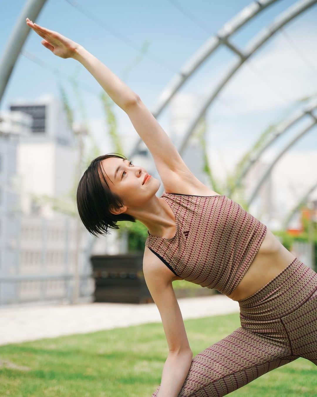 平野マユのインスタグラム：「アディダスの新作ウェアを着てヨガの撮影🧘🏻‍♀️ デザインも可愛いし、とっても動きやすかったー！ 新しいシンプルなロゴも好き。 @adidastokyo  #adidasTraining #createdwithadidas」