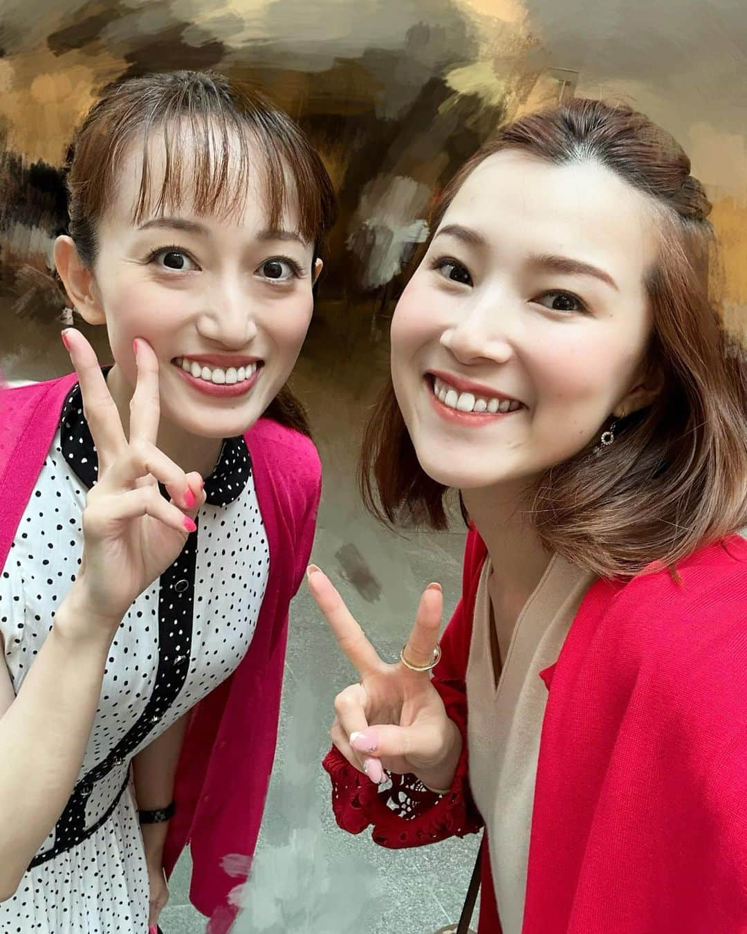 彩星りおんさんのインスタグラム写真 - (彩星りおんInstagram)「みきさんに誘っていただきお久しぶりのランチ🍝 いつ会っても可愛い　白華れみ氏🎀  二十数年前、バレエスクールで初めてお会いした日の衝撃はまだ覚えている🩰 世の中にこんな美人がいるのか‼︎ と山で育っていた私は本当に驚きました。 でも勇気を出して話しかけてみるととっても素朴でほのぼのした美少女でした。 その頃から予科本科、月組配属後〜とご一緒させていただいて☺️ 今もなお仲良くしてくださって嬉しい！ 子育ての話と昔話でずっと笑ってられる👌🌙  ばばーっと話してまた近々会おうね、とお別れ👋🏻次も楽しみ❣️  #白華れみ さん #彩星りおん #予科本科 #一個上さん」7月14日 17時28分 - rion.ayahoshi