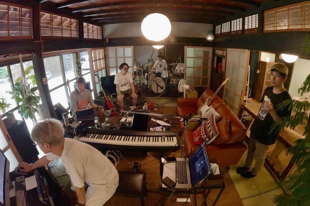 キンモクセイのインスタグラム：「📅230710 築100年の古民家に引っ越した伊藤家にてプリプロ。 隣の家が遠いため、特別な防音をせずに生ドラムが叩ける環境。 アンプもガンガン鳴らしてます。木と畳で気持ちのいいルームアコースティック。 曲によっては全然本チャン録れちゃいます。 ベースはイトケン。途中ゴメスザヒットマンの山田稔明さんが陣中見舞いに来てくれるなど。 レコーディングはまだまだ続きます。」