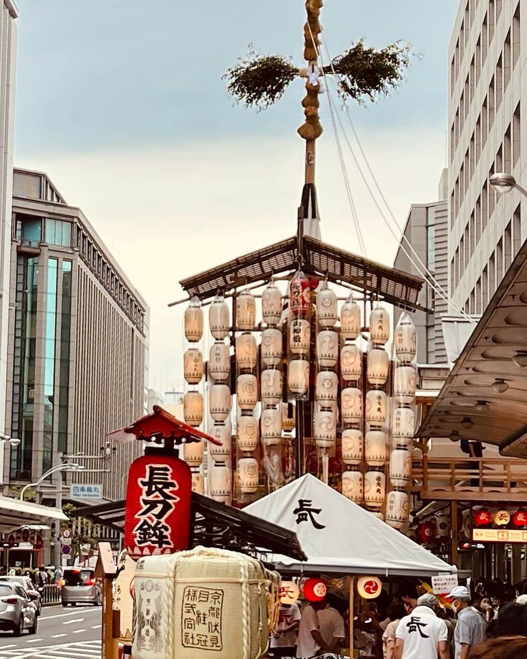 杉本彩のインスタグラム：「* * 今日から宵山です。 明日からの本格的な交通規制が始まる前に、京都に戻れてよかった💦  #祇園祭  #宵山 #長刀鉾」