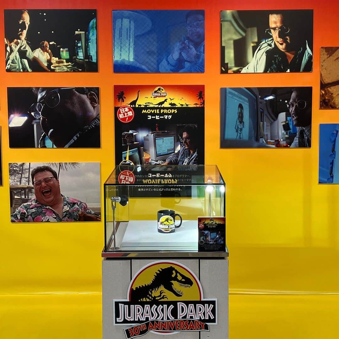 daimarusapporoさんのインスタグラム写真 - (daimarusapporoInstagram)「世代を超えて愛される恐竜の世界🦖 7階 催事場で『ジュラシック・パーク』 30th Anniversary POP UPを開催中！  巨匠、スティーヴン・スピルバーグが“恐竜”に命をふきこみ、世界中の人々の心を躍らせた名作映画『ジュラシック・パーク』。 1993年に映画が公開されてから本年で30周年をむかえます。  ここだけの展示やグッズが盛りだくさんの、大人からこどもまでお楽しみいただけるイベントです🦕  今回の注目は、30周年記念デザインをはじめとしたグッズコーナー。  おしゃれなTシャツやバッグはこれからの季節にぴったり！ 他にもフィギュア商品や文具、大型スタチュー(1枚目)の受注販売など…… 『ジュラシック・パーク』好きにはたまらないアイテムの数々は、見ているだけでワクワクします😎  展示コーナーでは、撮影で実際に使用された小道具が日本初公開！ その他にもオリジナルアートや写真、ジオラマやフォトスポットが登場しました🦖  ぜひ会場にお越しください！  🦕イベント情報🦕 🦕恐竜くん スペシャルトークショー🦕  恐竜のスペシャリストである「恐竜くん」が、クイズを交えながら恐竜についてわかりやすく解説するトークショー！ 7月23日(日) 午後1時～／午後3時～ 定員：各回25組（保護者1名に対してお子様2名様まで） 【参加条件】 ・7月22日(土)・23日(日)に7階 催事場『ジュラシック・パーク』 30th Anniversary POP UP で税込5,000円以上お買いあげのお客様に先着で「トークショー参加券」を配布いたします。 ・必ず親子でご参加ください。  『ジュラシック・パーク』 30th Anniversary POP UP 7月14日(金)→24日(月) 7階 催事場 午前10時〜午後7時 ※最終日は午後6時閉場 入場無料  詳しくは、大丸札幌店HP(@daimarusapporo)から特設サイトをご覧ください🦖  #大丸札幌 #ジュラシックパーク」7月14日 17時33分 - daimarusapporo