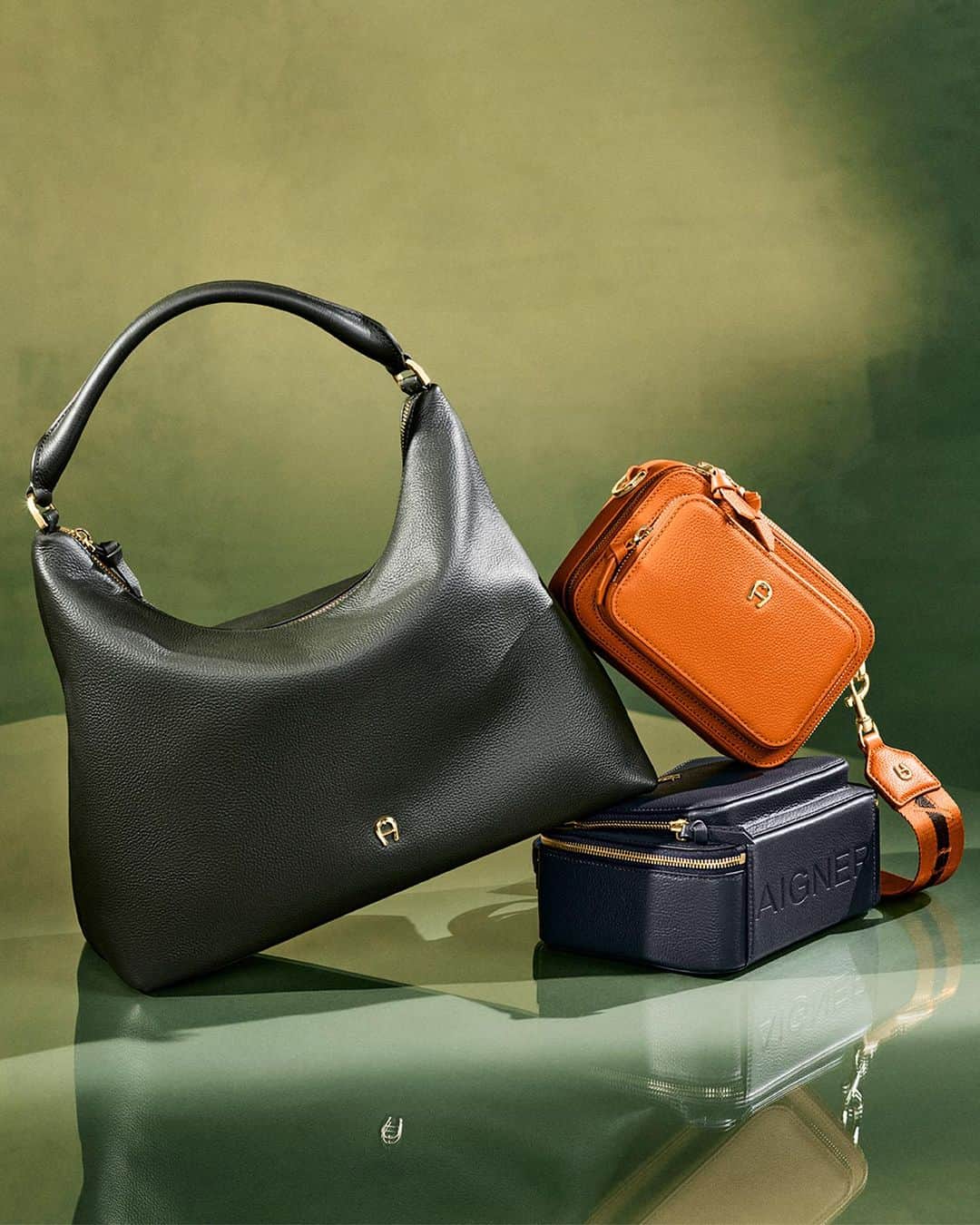 アイグナーさんのインスタグラム写真 - (アイグナーInstagram)「Embrace the easy everyday elegance with the #AIGNER Zita bag in one of the key colours of the season.   Explore and shop in stores and at aignermunich.com   #AIGNERFW23 #luxurybag #bagoftheday #bagaddict」7月14日 17時34分 - aignermunich