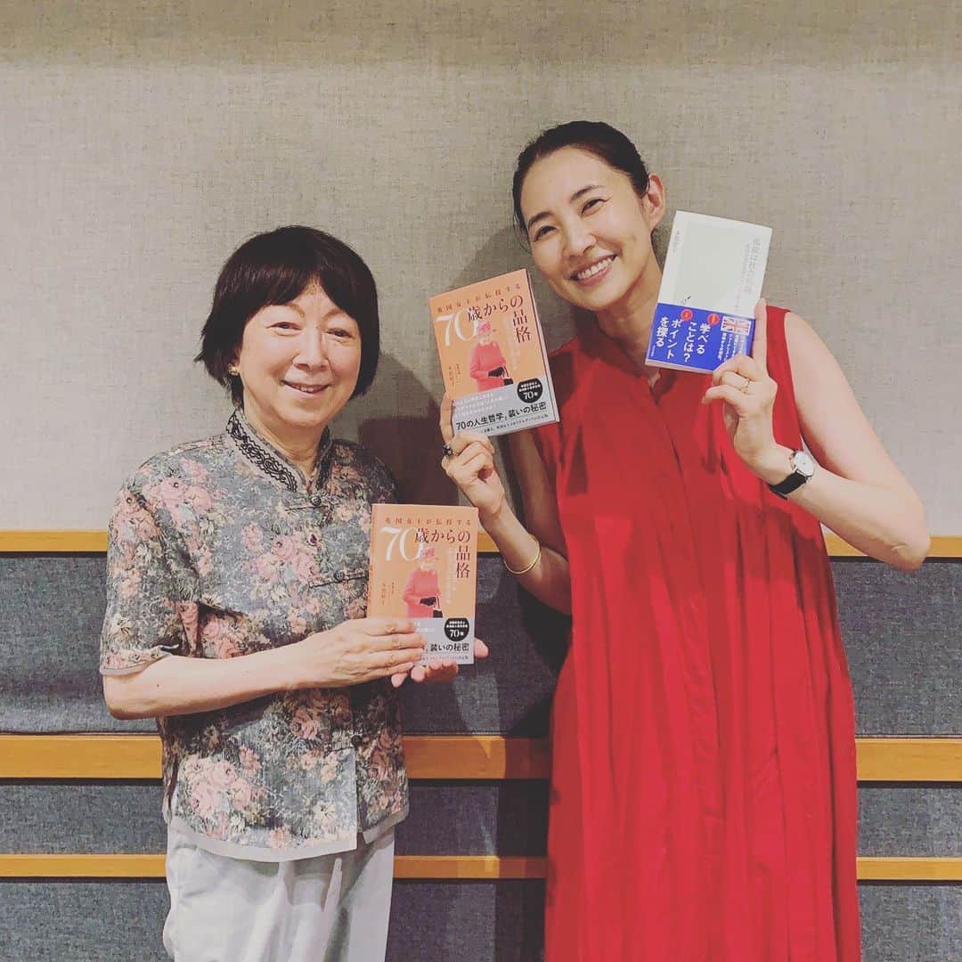 浜島直子さんのインスタグラム写真 - (浜島直子Instagram)「『Curious HAMAJI』 今週と来週のゲストは、英国王室ジャーナリスト、多賀幹子さん🇬🇧  4月に『英国女王が伝受する　70歳からの品格』(KADOKAWA)を出版された多賀さん。  私も読ませていただきましたが、エリザベス女王の数々の名言が素晴らしい！👑  在位70年という圧倒的な存在感は、この女王の揺るがない信念や哲学があってこそ、貫けたのかもしれない、、、と感じる珠玉の言葉たち…✨  そしてユーモアを感じる名言もあり、品格だけでなくチャーミングな方だったのだなぁと、思わず親近感を抱いてしまう言葉も！  ファッションも、いつも鮮やかなワントーンコーデ&ロウナーのハンドバッグというスタイルは、国民が女王を見つけやすいように、という配慮だったとか？！✨  そして私個人的には、ハンドバッグの持ち方で、側近にこっそりメッセージを送っていた…という話に痺れました🤩💖 ・ 多賀幹子さんがゲストの放送回は、7月15日、22日の土曜日。全2回。 bayfmで午前11時から。radikoで全国聴けますのでお時間ありましたらぜひよろしくお願いいたします🌈 ・ @curioushamaji  ・ #bayfm #キュリオスハマジ #多賀幹子　さん #英国女王が伝授する70歳からの品格  #kadokawa  #英国王室 #エリザベス女王」7月14日 17時36分 - hamaji_0912