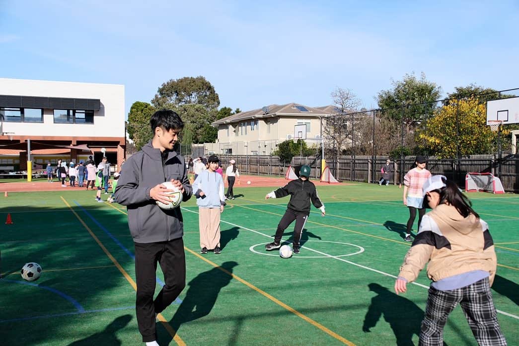 増田繁人のインスタグラム：「日本人学校へ訪問。  凄く元気な子供たちで とっても楽しい時間でした。  挨拶や礼儀がしっかりしてて凄く大人びたみんなだったんだけど、質問が好きな焼肉についてだったのは可愛さ満点でした。 （増田はタンが好きですっ！）  とてもパワーをもらいました！ みんなありがとう！  ※健太郎さんがサッカースクールをしているので、興味のある方はぜひ😊 @kentarohohiss」