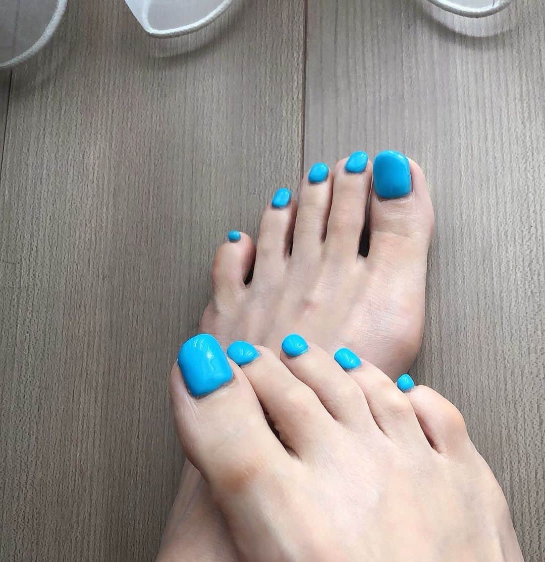 Yuuのインスタグラム：「#夏ネイル #フットネイル  #ターコイズネイル  #footnail」