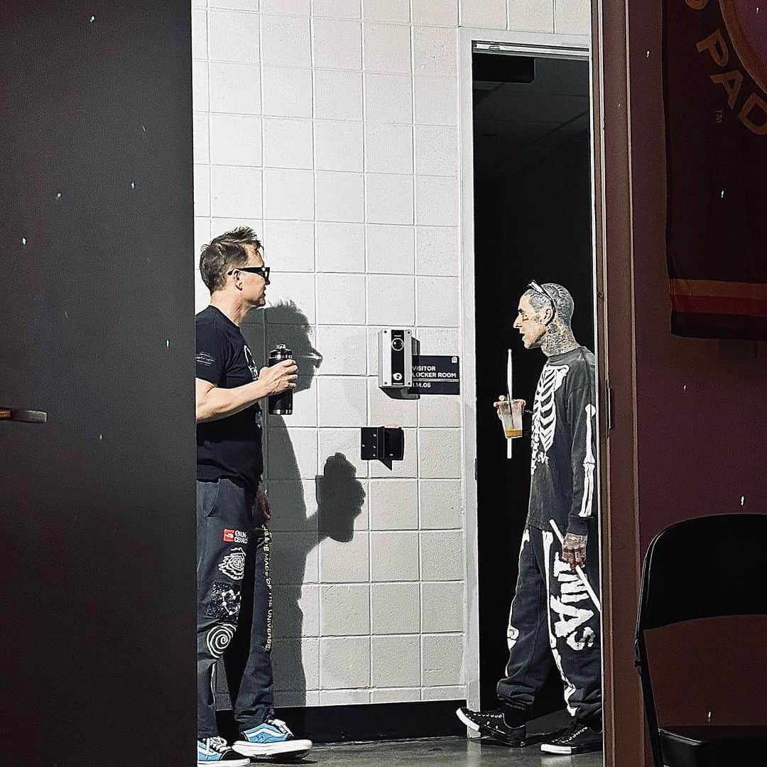 トム・デロングのインスタグラム：「Boys are about to kiss, I think? I’m in my dressing room and can feel the tension building in dat hallway….」