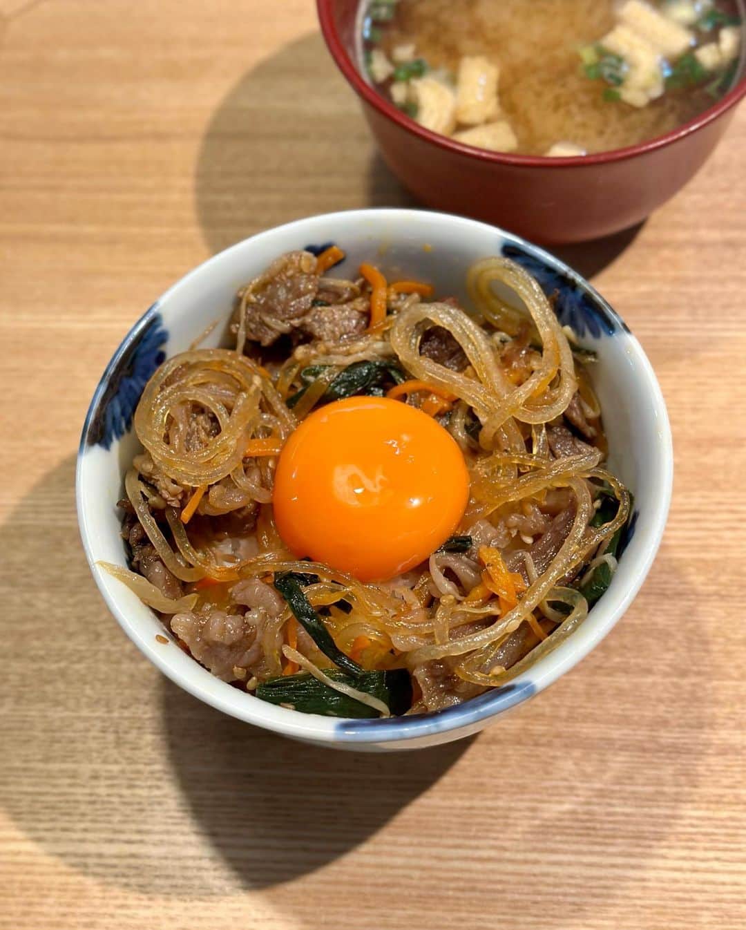 のインスタグラム：「昨日の晩御飯のチャプチェが残っていたので、朝食でチャプチェTKGめっちゃ旨〜！  #具義tkg2023」