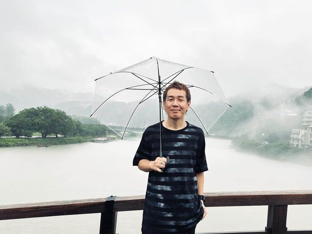 馬場俊英さんのインスタグラム写真 - (馬場俊英Instagram)「岩国の錦帯橋というところに出かけました。あいにくの雨でしたがなんとも幻想的な世界が展開。びしょ濡れではありましたが「橋を渡り戻って来る」ただそれだけで納得させられちゃいます。」7月14日 8時51分 - babatoshihide