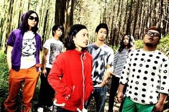 HIPPYのインスタグラム：「20年前の2003/7/16 僕はmaegashiraというバンドでデビューしました。 夢は形を変えながらも仲間と過ごした濃ゆい濃ゆい 人生最大級の青春を過ごしたメンバーと 対バンしてきた先輩や仲間と共に  同窓会やっちゃいます  広島のライブハウスの聖地 広島クラブクアトロ  このような日ってもう来ないと思う。 そのくらい僕らの腰も重くなってきました（笑）  絶対来て♡  ——————————  7/16(日)広島クラブクアトロ 「maegashira デビュー20周年記念GIG 勝手に同窓会」  maegashira 堤 晋一(ex.Bivattchee) CAMEL CLUTCH(一期生) THE JET BILLY GRID ラジオボタン  15:00 OPEN 15:30 START  TICKET  Adv. 3000 Day.4000  高校生以下1500円 小学生以下無料 ※高校生以下のチケットは当日にて対応します  チケット発売中 https://higherself.jp/2023/05/02/maegashira202307/」