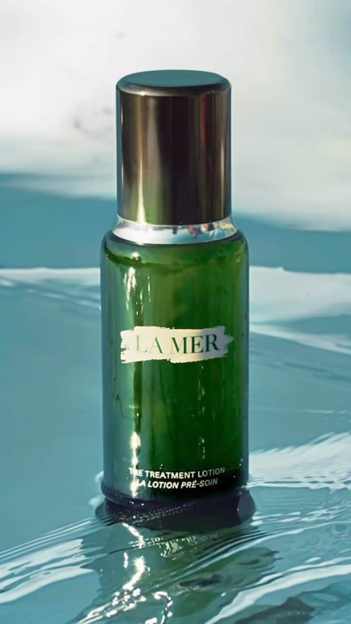 ドゥラメールのインスタグラム：「As necessary as air. At the heart of The Treatment Lotion is La Mer’s youth-renewing Miracle Broth™, which floods skin with energy to help bring it back to its center, so skin looks rejuvenated and charged with youth.  #LaMer #LaMerSkincare #LaMerTreatmentLotion」