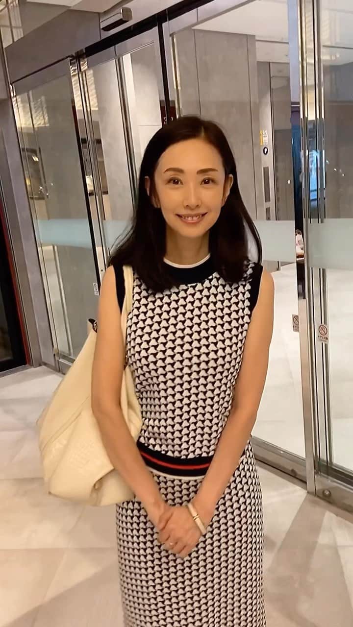 田村翔子のインスタグラム：「先日の続きの動画もアップします😊 みなさま、今日もよい1日を💕  #夏コーデ#businessoutfit #田村翔子#お仕事コーデ#田村翔子#summerfashion#summeroutfit」