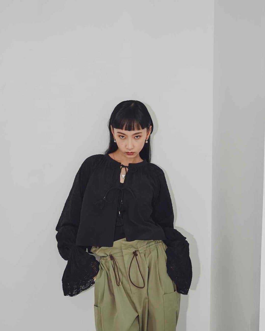 ROSE BUD（ローズバッド）さんのインスタグラム写真 - (ROSE BUD（ローズバッド）Instagram)「⁡ New arrival ⁡ ⁡ ◼︎クロップドブラウス #6003210005 ¥13,750(with tax) black / white ⁡ ⁡ #ROSEBUD #ROSEBUD2023ss #ローズバッド #クロップドブラウス #ブラウス」7月14日 8時58分 - rosebud_official_