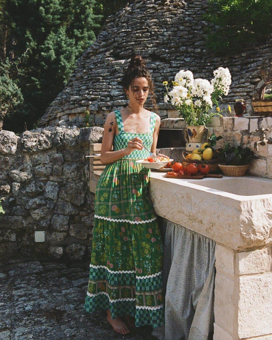 SPELLのインスタグラム：「Now Live ~ Flora 🍓 we invite you into this free-spirited, simple lifestyle with a collection of easy-to-wear, romantic pieces that reflect a trans-seasonal approach to following the sun 🌼 #SpellFlora」