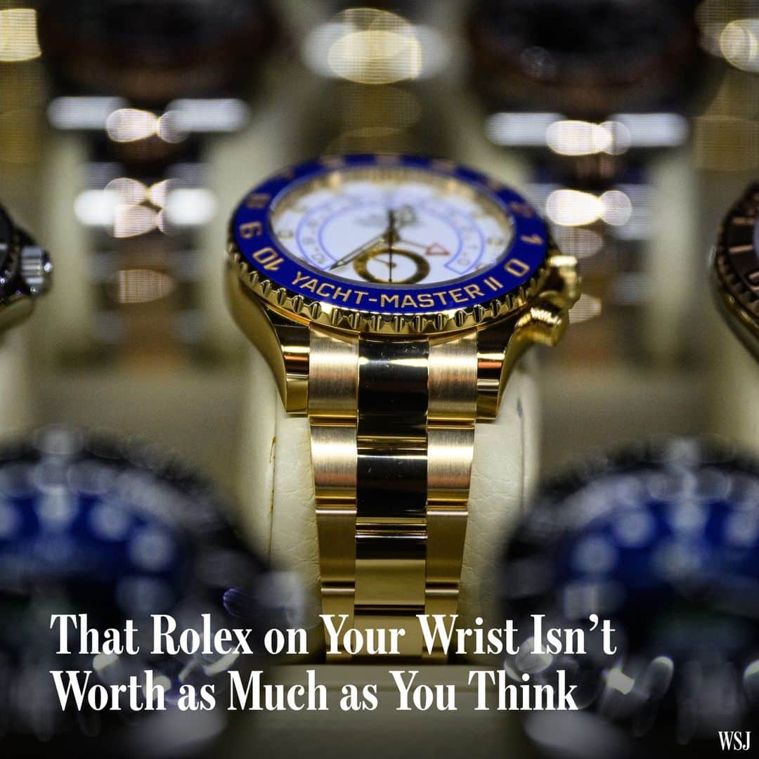 Wall Street Journalさんのインスタグラム写真 - (Wall Street JournalInstagram)「Secondhand watch prices are falling, pulling the values of Rolexes and other well-known brands downward and unwinding a rally that brought prices to records during the Covid-19 pandemic.⁠ ⁠ As of Wednesday, the average price of a watch sold secondhand has fallen by 31% since March 11, 2022, after rising steadily for much of 2021, according to data from WatchCharts, a market research platform. A WatchCharts index that tracks the secondhand prices of 30 Rolex models has slid to the lowest level since 2021, falling 14% year-over-year.⁠ ⁠ Individuals offloading watches into the market, boosting supply, have driven prices downward, according to WatchCharts CEO Charles Tian.⁠ ⁠ Tim Stracke, CEO of Chrono24, an e-commerce site dedicated to luxury secondhand watches, says while the site's visits remain level this year, its average sale prices and purchase volume have fallen.⁠ ⁠ “Many people who think of watches as investments are wanting to liquidate holdings they had,” Tian said.⁠ ⁠ Demand for pre-owned watches increased in 2020 as people flush with cash during the pandemic started snapping up the luxury items in search of hedges against inflation and alternative sources of appreciation.⁠ ⁠ Read more at the link in our bio.⁠ ⁠ Photo: Getty Images」7月14日 9時00分 - wsj
