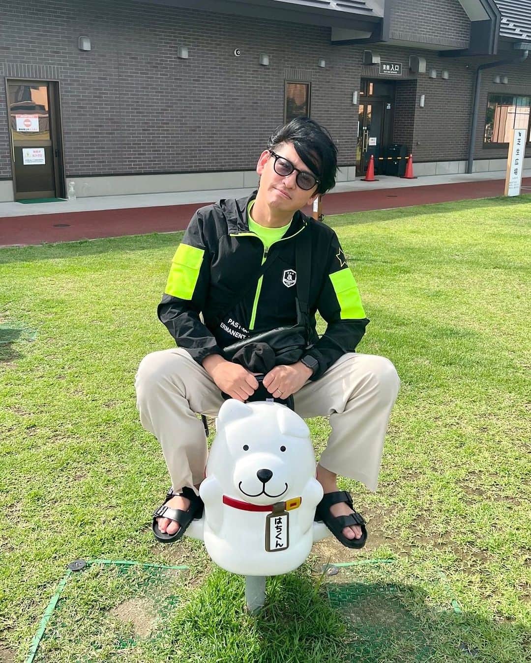 賀集利樹のインスタグラム：「・  秋田犬ライダーはちくん」