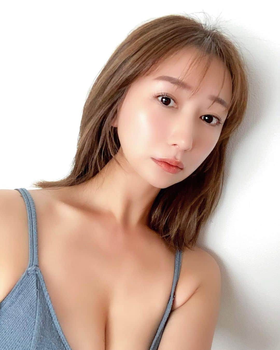 青木まりなのインスタグラム：「おはよ〜♡  金曜日がんばろ〜♡ 　 　  昨日深夜に 久しぶりのカップラーメン食べちゃって 大後悔中🥲  でもとてつもなく美味しかった🥲🩷 　 　  　 　 　  　 　 　 　 　 　 　 　  . . .       #RIZIN #RIZINガール #RIZINガール2022 #ラウンドガール #ringgirl #キックボクシング #kickboxing #キックボクシング女子 #筋トレ女子 #筋トレ #トレーニング #ダイエット #training #diet #グラビア #グラビアアイドル #グラドル #ビジョビ #bijobi #gravure #guravureidol #偶像 #性感 #清秀 #性感」