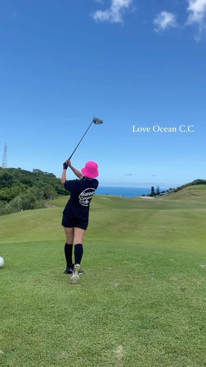 呉屋ありさのインスタグラム：「. . Oceancastle country club  なかなか難しいコースにて parスタートは嬉⛳️💕  半年くらいイップスだったドライバーが やっと当たってきた。  1st 210 yd 2nd 180 yd 3rd 20yd ⚪︎101(41)  wear  @fr2golf  Okinawa hat @natsuki.golfgram  selectshop driver @pingtour  G430 CORS @oceancastle_country_club   #真夏ゴルフ #オーシャンキャッスルカントリークラブ  #ハイサイゴルフガールズ」