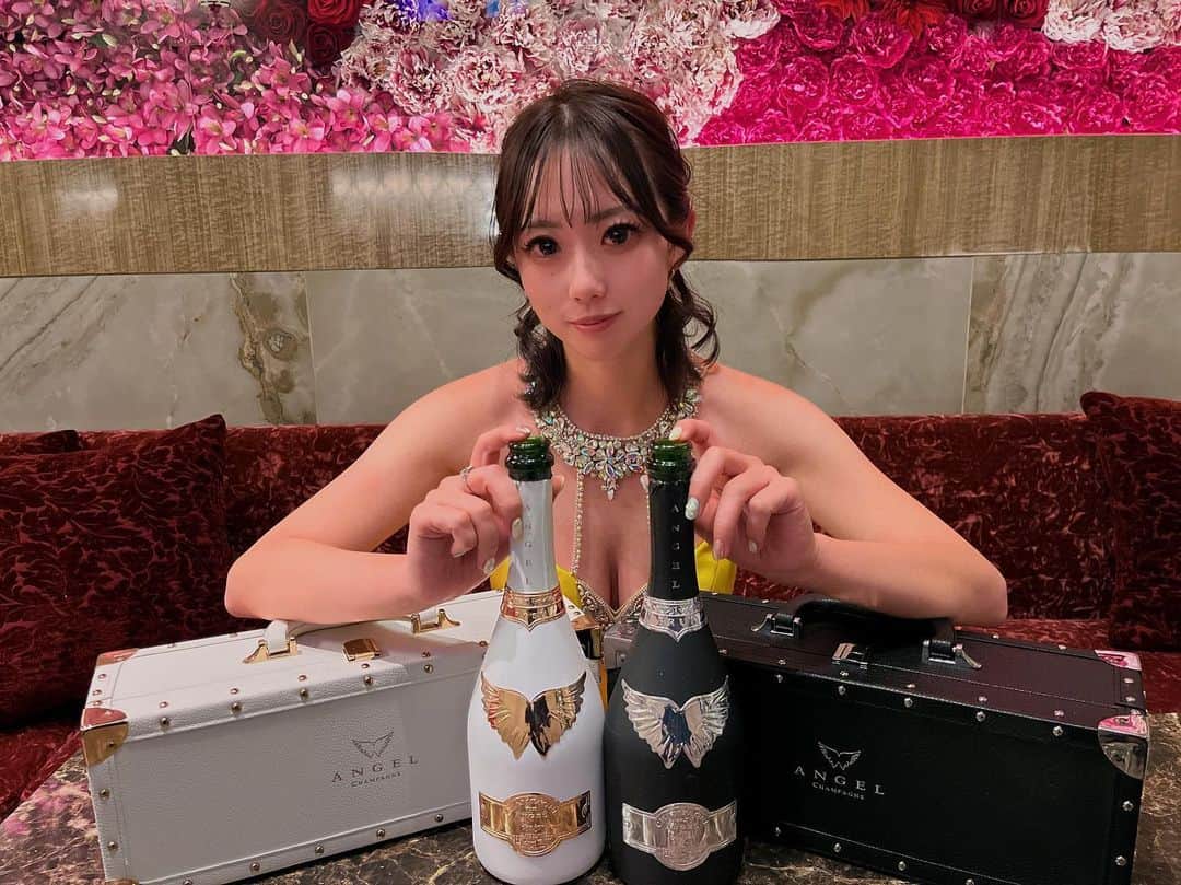 立花みかのインスタグラム：「. . どのくらい前かわからないような写真見つけた🤳もう年単位😂  一番大好きなエンジェル白黒可愛すぎる💓💓 　  この時お誕生日のあと祝いしてくれたお客様もう東京行っちゃって、頑張って欲しい気持ちと寂しい気持ちだ🌈  #名古屋#エンジェル#キャバ嬢#錦#シャンパン#誕生日」