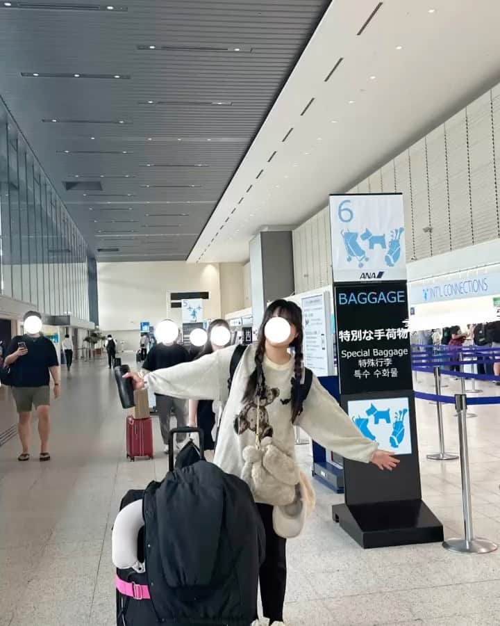 月亭八光のインスタグラム：「昨日から 次女が留学へ🎶 気をつけて行ってきてね^_^🙌 それにしても、 エグい位高いなぁ(￣▽￣;) 誰でも簡単に留学や 英語を学ぶ環境出来ひんかな？ 留学や、大学で専攻してる人以外で 英語喋れる人と 出会った事も聞いた事もないな😭 中学、高校、毎日のように 英語勉強してるのになぁσ(^_^;) 何でやろ？ これを機に 色々考えてみよう^_^🙌」