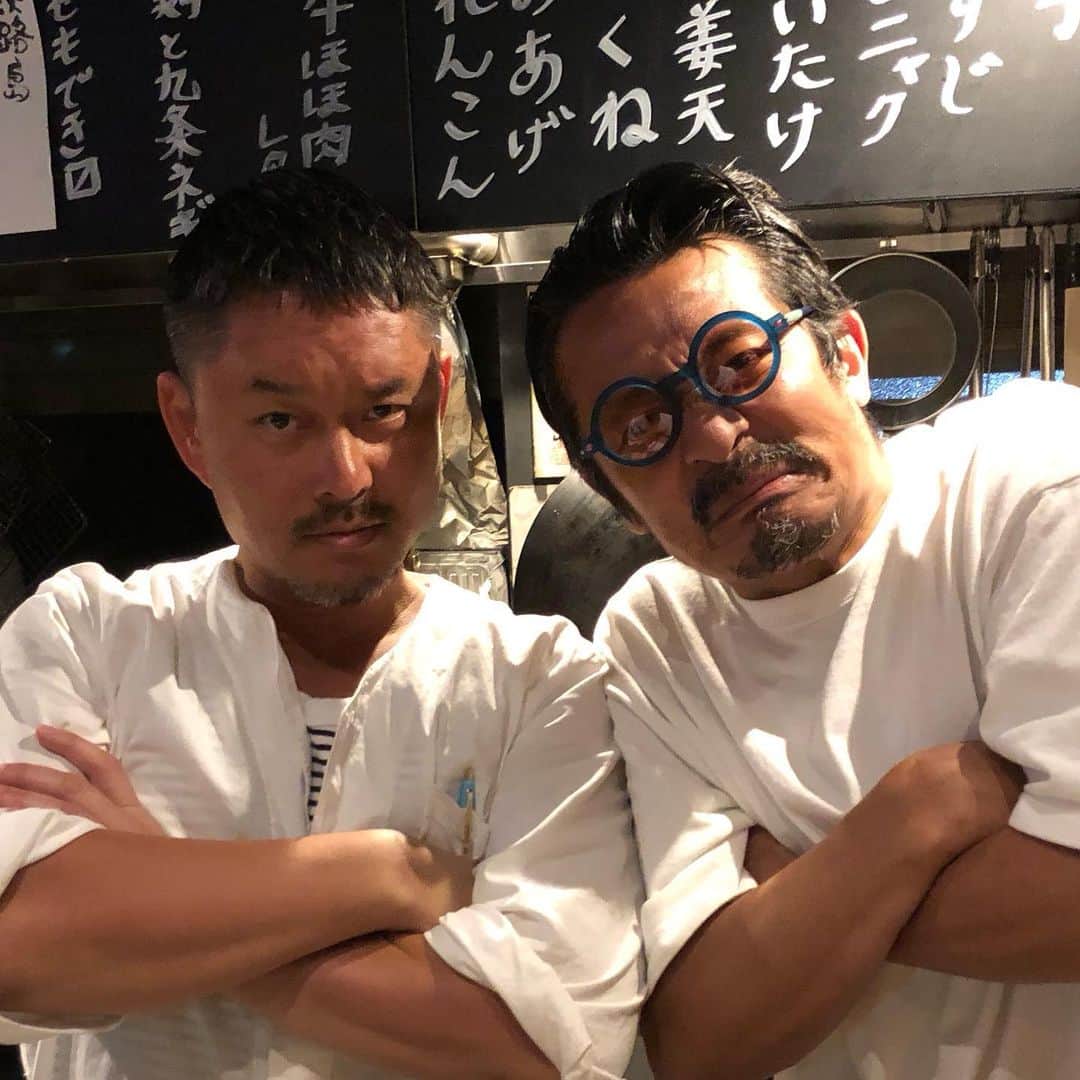 石塚啓次のインスタグラム：「祇園祭宵々山の明日15日土曜日と宵山の16日日曜日の18時からCASINO CLUB前(蛸薬師麩屋町東入ル)で売り切れゴメンスタイルで京都の飲食業界の怪物こやーん対石塚啓次で勝負します！ペヤングじゃなくてコヤング対緑のどん兵衛じゃなくて緑縛りののヴェルディうどん！ 是非来てください！ ヴェルディうどん仕入れ失敗して数量全然ないので多分売り切れてます、、、 まぁ酒もあるので楽しい時間過ごしましょう！  CASINO CLUB前(蛸薬師麩屋町東入ル) 京都市中京区蛸屋町152  (こやーん) 酒と肴 MURO 京都市東山区六軒町２０６−１ どんぐり会館 2F  串揚げとおでん コムロテツヤ 京都市中京区西ノ京職司町２６  おでん　MURO 京都市中京区壬生坊城町３−３  スナックボーイミーツガール 京都市中京区壬生坊城町３−３　2F  鉄板酒場 夷川セカンド 京都市中京区蒔絵屋町２５４  炭火串焼 チャブヤ 京都市下京区西前町３６７−７  串揚げ専門店 コテツ 京都市下京区船頭町２３２−２  (石塚) YOIYOIGION宵宵祇園 Av. Diagonal, 383,Barcelona」