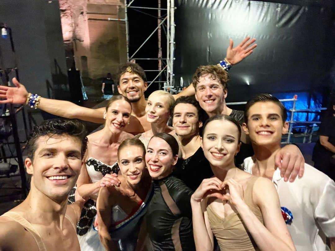 ロベルト・ボッレのインスタグラム：「Grazie Roma ❤️ @opera_roma @__melissahamilton @paulmarque @valentine_colasante @marachok @antoniocasalinho_official @traviscknight @adamzhanbaktiyar @melnik_tanya88 @casiavengoechea @alessandroquartaofficial  @officialrobertobolle  #termedicaracalla #robertobolleandfriends #bolletour2023」