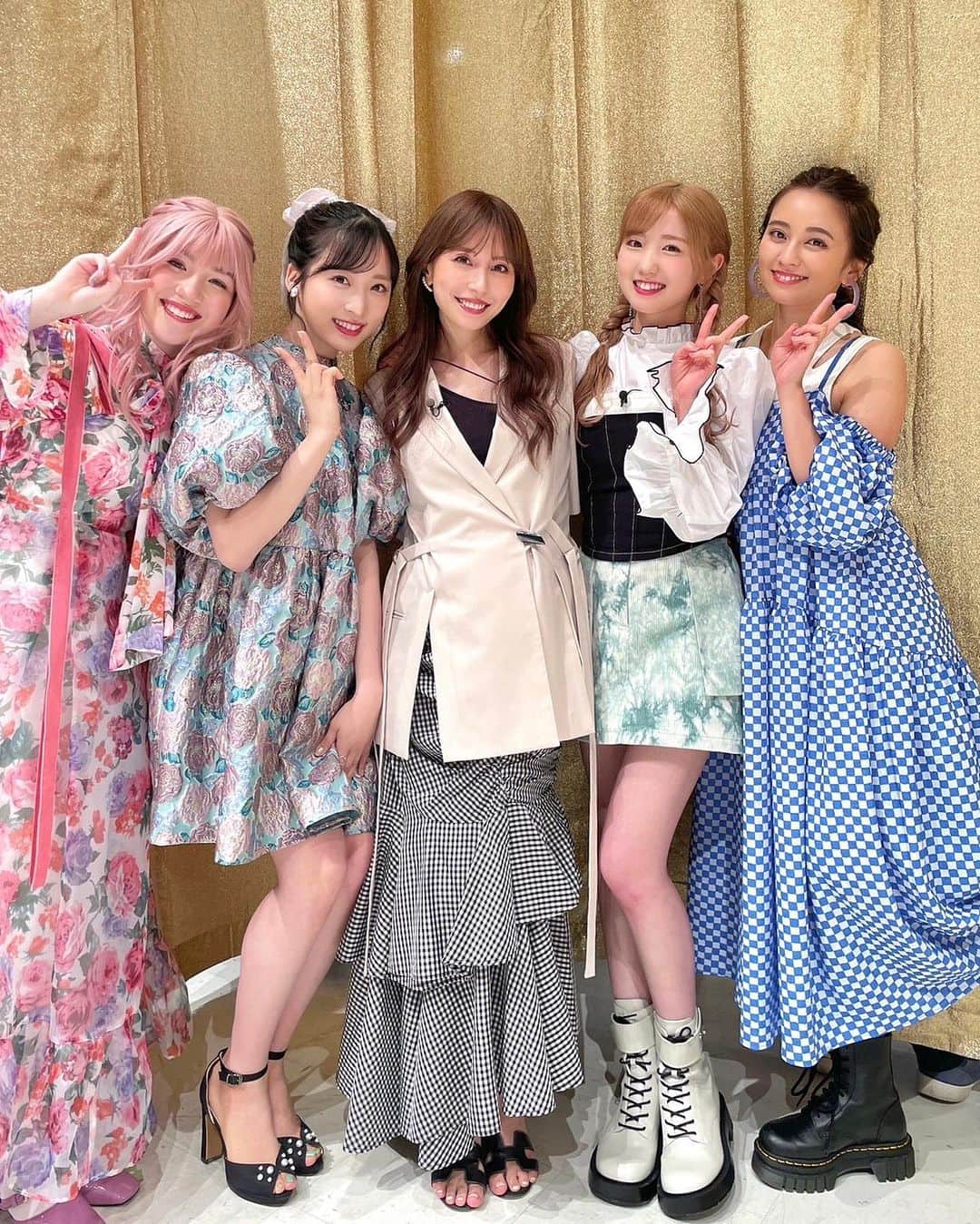 May J.のインスタグラム：「可愛い子ちゃんたちに囲まれてウハウハなMay J.さんは今夜も「ハマダ歌謡祭」に出演します！ 休憩中にドキドキしながら話しかけに行ったら、みんなとっても優しかったんだ🥹 ルーキーチームとベテランチームで番組では敵同士だけど、裏ではとてもフレンドリーでみんな仲良し🤍 今夜19時から観てね〜🎤📺  #ハマダ歌謡祭  Jacket : @murralofficial」