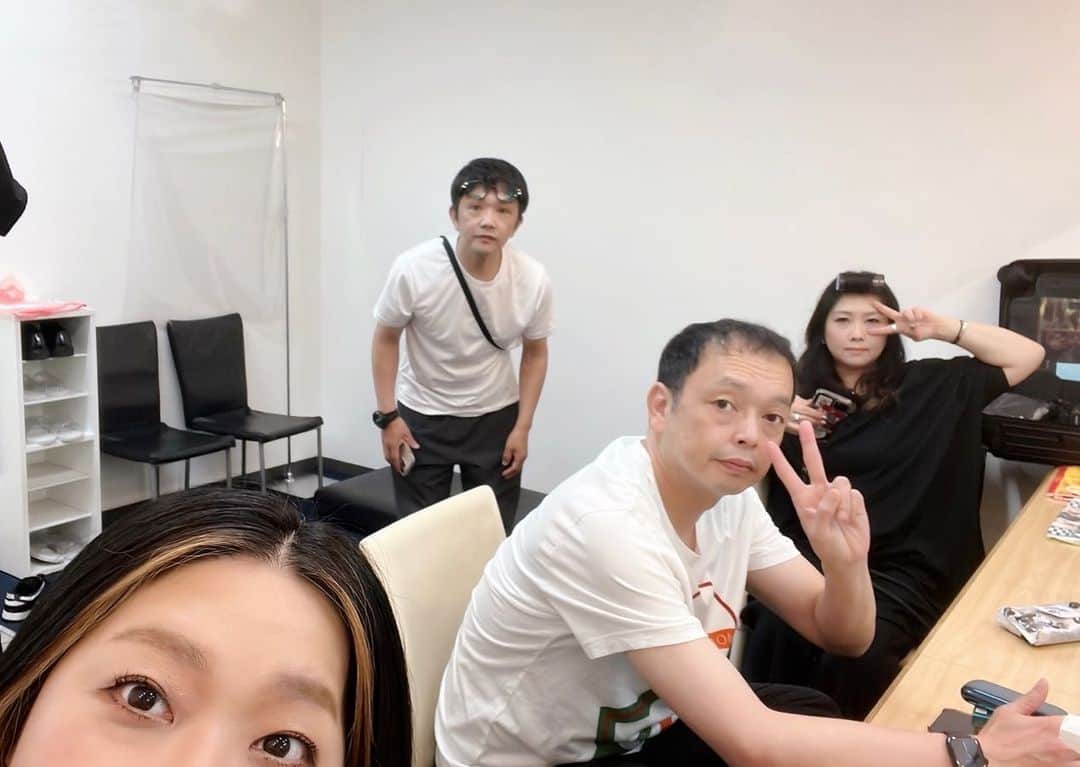 海原やすよのインスタグラム：「NGK合間🍵  劇場合間っと言いながら、中川さんは合間にロケに行ってました😲  ご苦労様です🫡」