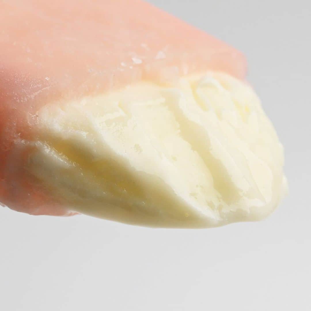 アイスマン福留さんのインスタグラム写真 - (アイスマン福留Instagram)「【ローソン限定】国産白桃果汁を25％配合したフルーティーなピーチアイスと、コクのあるクリームチーズの組み合せは文句なしのおいしさ！  クリームチーズはデンマーク王室御用達ブランドアーラフーズ社「BUKO」を使用。白桃好き＆クリームチーズ好きはローソンに寄って帰りましょう！✨  ロッテ『Arla BUKO 白桃クリームチーズバー』  #BUKO #クリームチーズ #白桃 #arla #アーラフーズ #アイスバー #ロッテ #ローソン #アイス #デザート #スイーツ #新作アイス #おすすめ #アイスマニア #アイスマン福留 #icecream #JapaneseIceCream #icecreamlover #icecreamtime #icecreamday #icecreamlove #icecreamporn #JapaneseIceCream #foodporn #foodie #instafood #foodstagram #yummy #yum #delicious #foodphotography」7月14日 9時29分 - iceman_ax