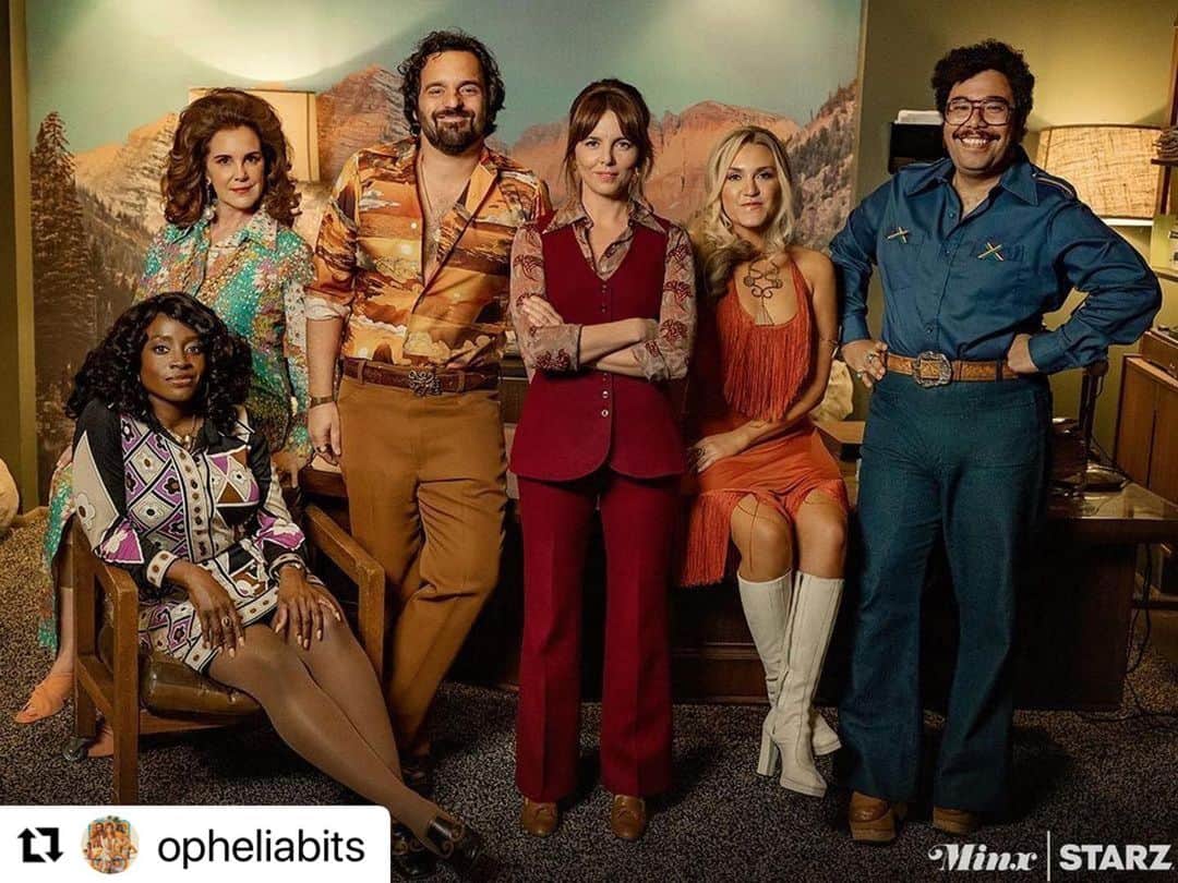 エリザベス・パーキンスのインスタグラム：「Minx. July 21. @starz @minxstarz 😎😎😎」