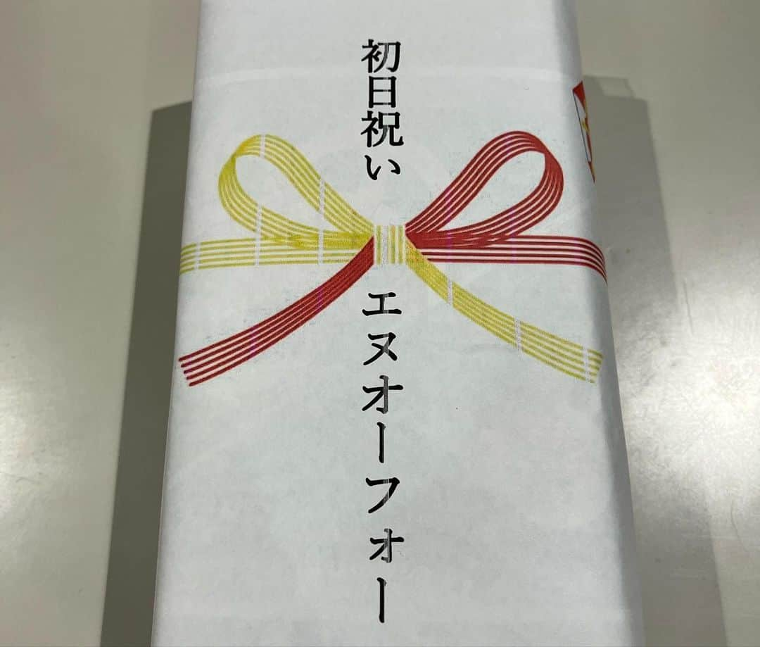 水谷あつしさんのインスタグラム写真 - (水谷あつしInstagram)「昨日『ダブルブッキング2023』紀伊國屋ホール⇔新宿シアタートップス19時開幕しました。 15年ぶりにキャストを新たに再演。 私は変わらず天空旅団のチャーリー若松を演じています。 稽古場から巧みなキャストのキャラがはまり『これはいけるぞ！』とは思っていましたが、初日温かいお客様の空気に乗せていただき、想像以上の出来でした。残り14ステージとにかく身体、特に脚には気をつけてしっかり魂込めて演じきりたいと思います。初日から関係者の方々もたくさん劇場に足を運んで頂けて幸せです。 ご挨拶出来ないのが、残念ですが、、、 TRITOPSのイルグンだけには会えました。 どれぐらいぶりだ？？ 今回ユジュンが稽古場から皆を楽しませてくれて私も鼻高々です！ 終わったら、ゆっくりご飯して語りましょ、イルグン！ 天空旅団の座長公演だからか素敵なお花たくさん届いています。 心から有難う御座います。 幸せな公演。 噛み締めて最後までしっかりとチャーリー若松演じます。  公演は7月23日(日)まで！  7/26で58歳になっちゃうのか、、、。 初演は千秋楽翌日に43歳になりました。 ゲネプロ前に囲み取材を4人で受けました。 記事探してみて下さい。  #舞台ダブルブッキング#紀伊國屋ホール#新宿シアタートップス#tritops#イルグン#ユジュン#伊賀の花嫁」7月14日 9時24分 - achao726